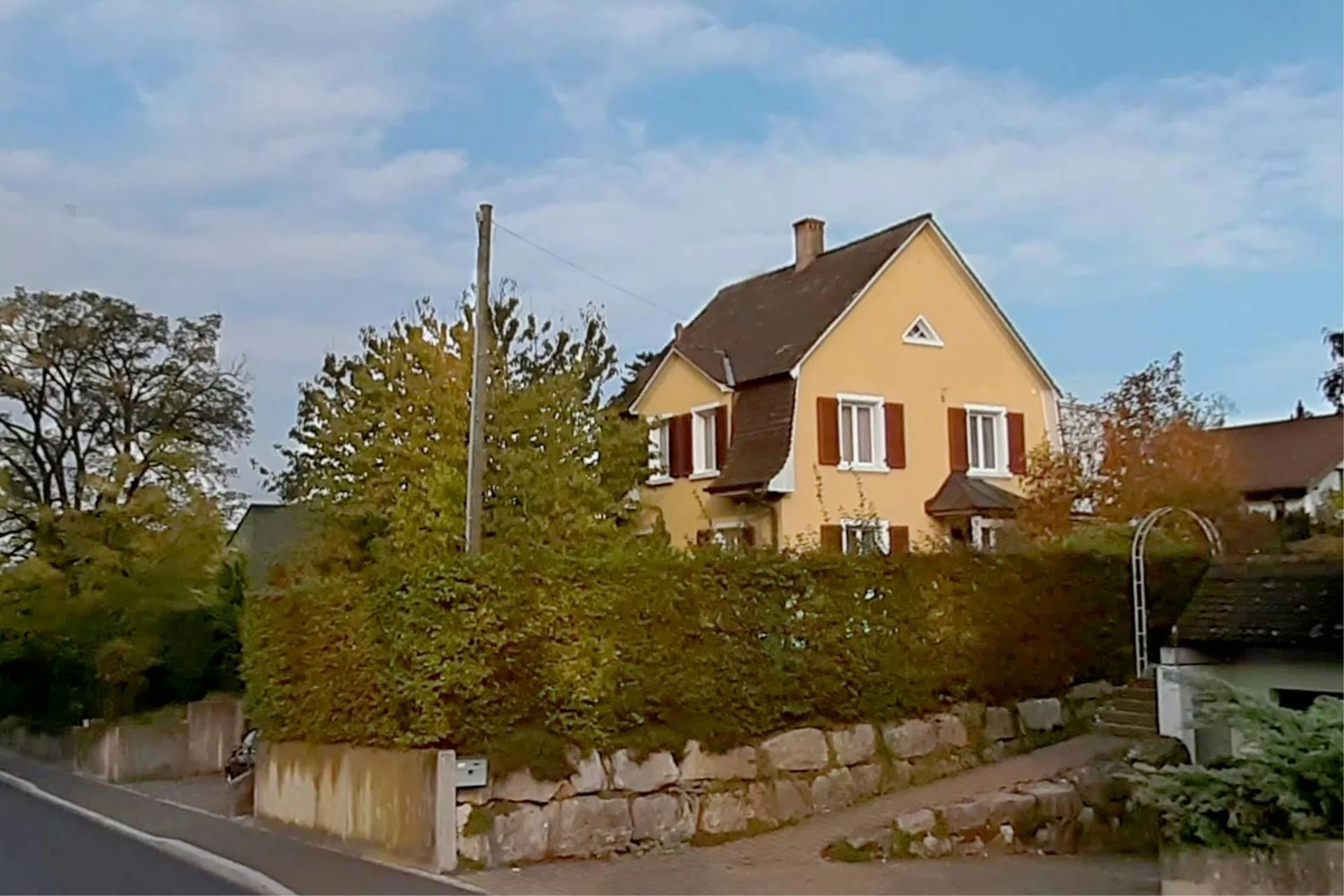 Charmantes Einfamilienhaus mit Landreserve
