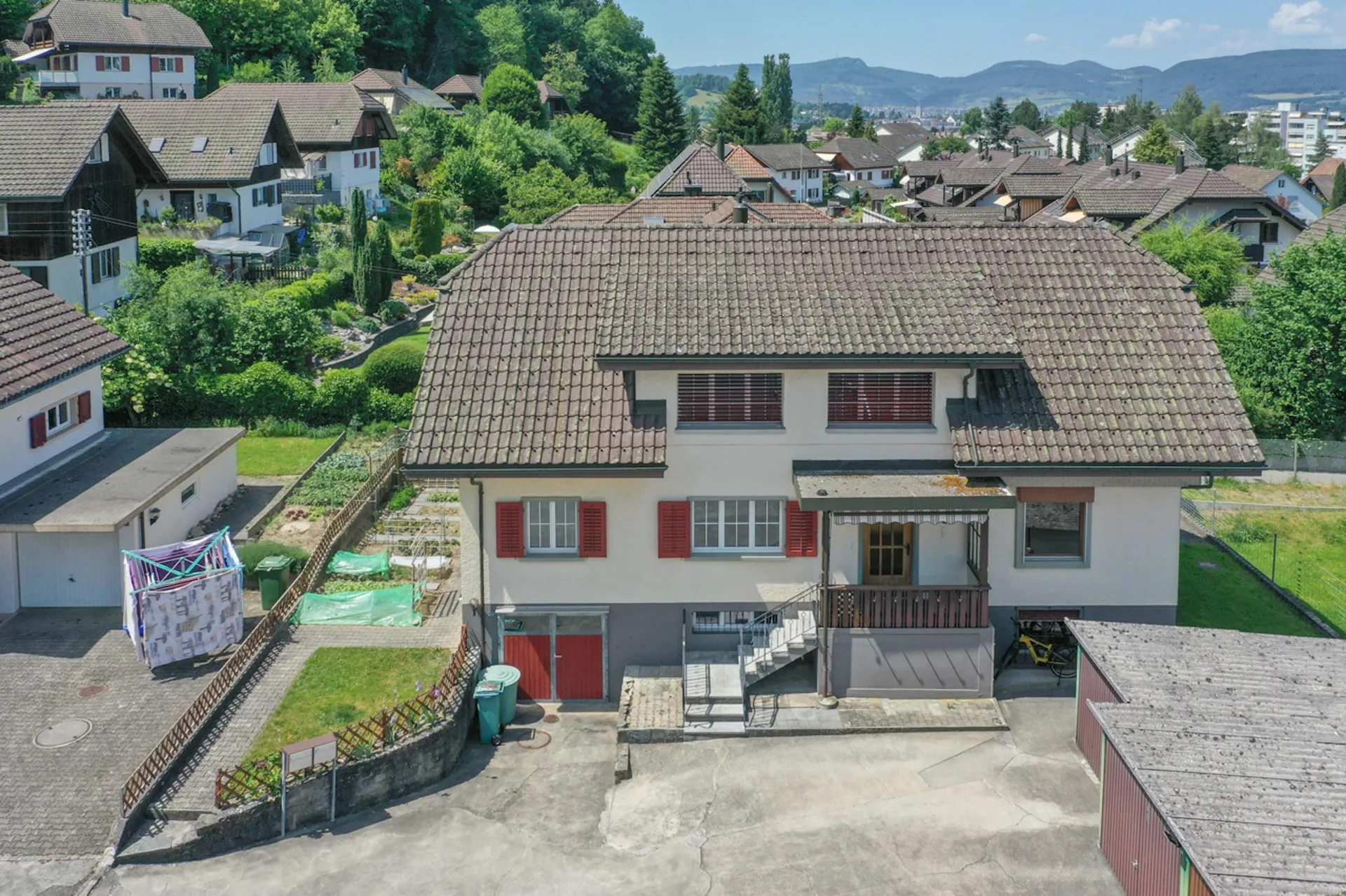 Gepflegtes Zweifamilienhaus mit vielen Parkplätzen an bevorzugter Lage