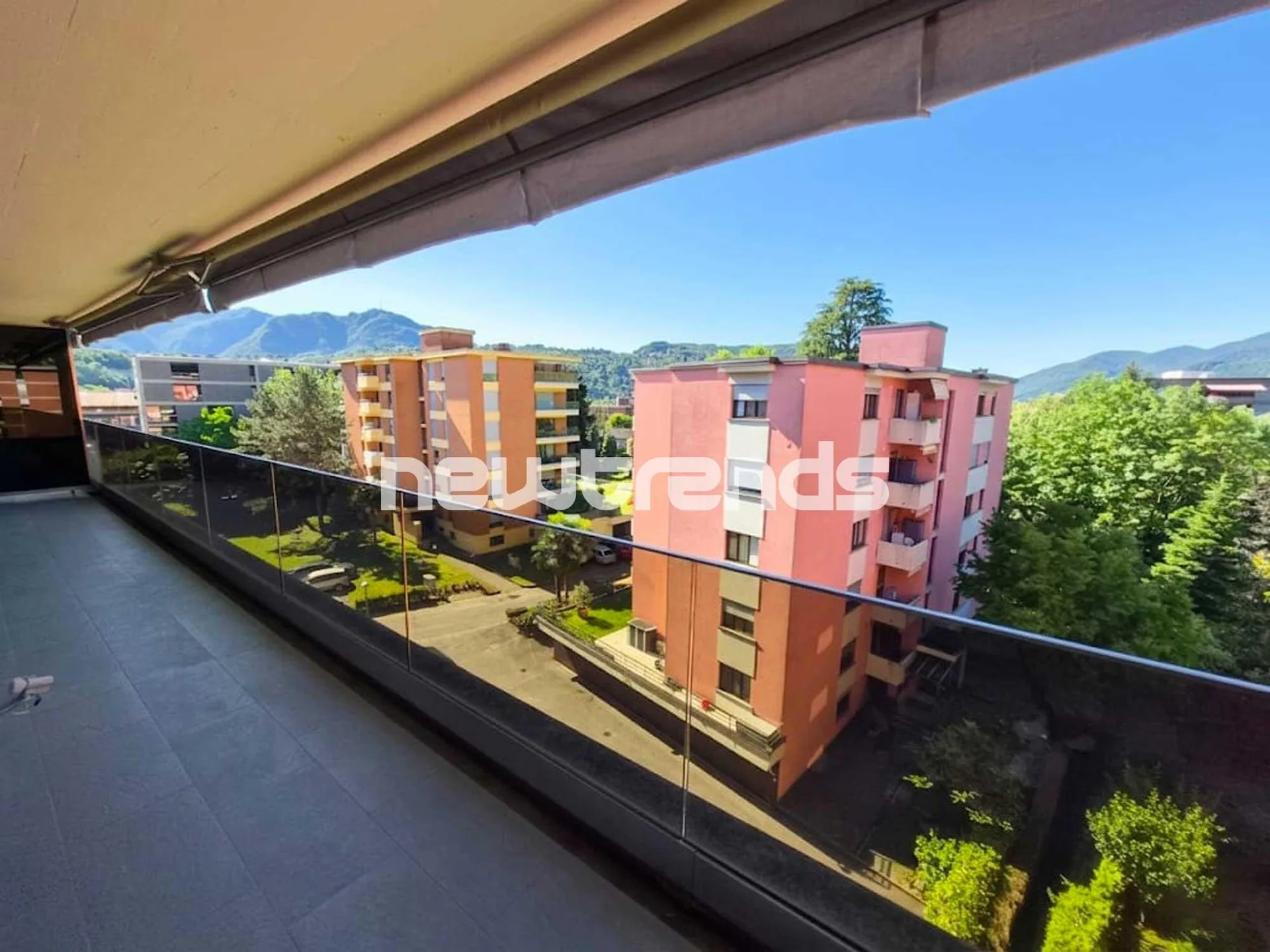 Agno: vermietet grosszügige und helle 4.5-Zimmer-Wohnung mit Terrasse