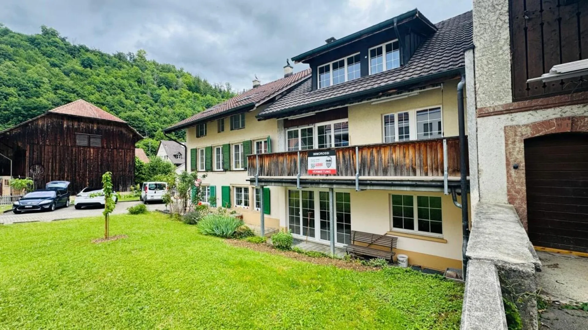 Gepfl. 5.5-Zi.-Whg. im 1. OG eines gepflegten 2-FH mit Balkon, PP & Gartennutzung