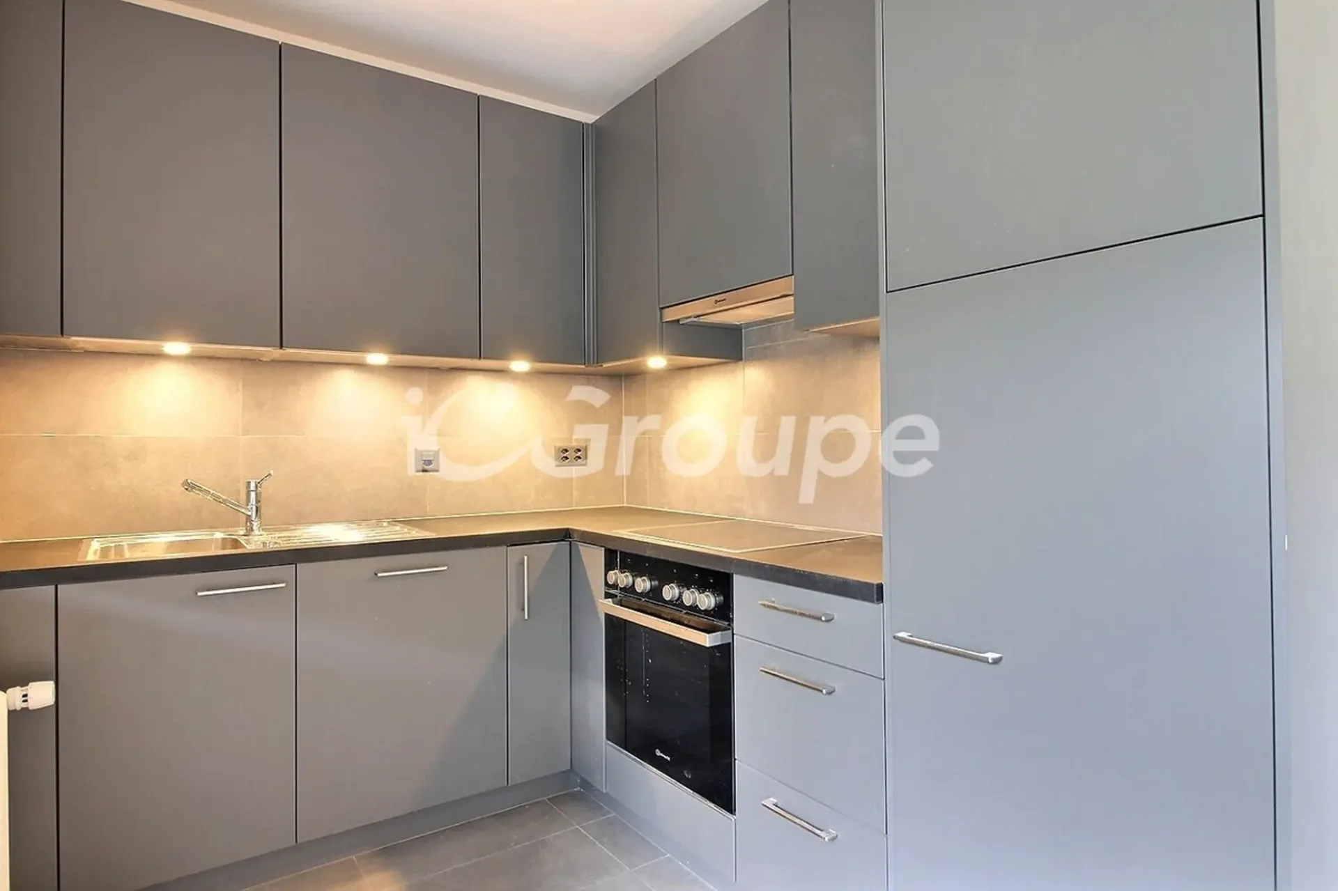 Magnifique appartement standard en bon état à louer au centre-ville de