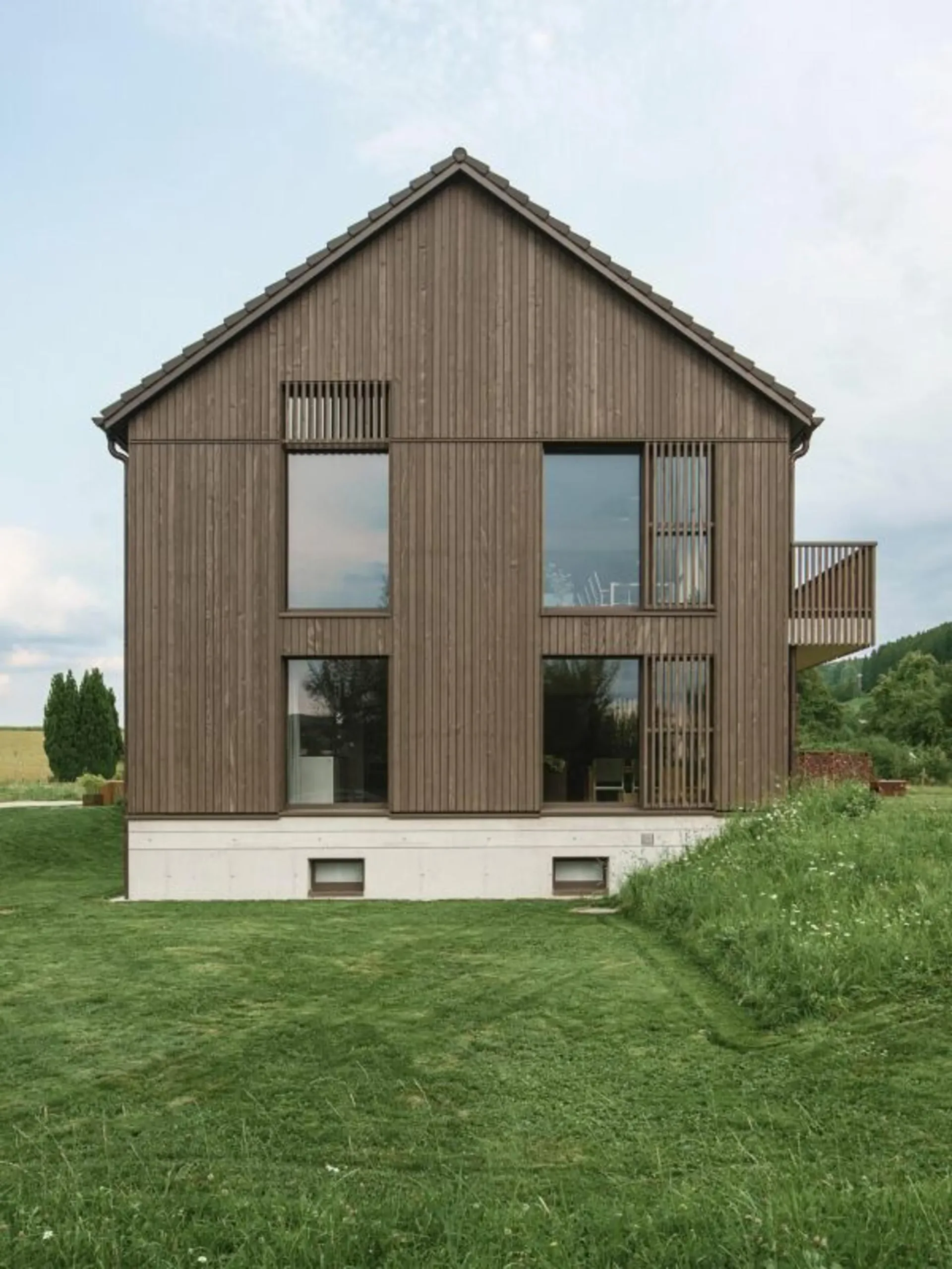 Habitation moderne avec galerie, jardin et garage souterrain privé (maison d'angle)