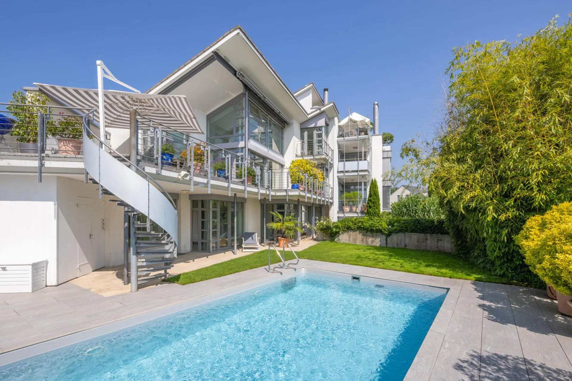 Herrliberg: Einfamilienhaus mit Pool, Terrasse und Seesicht