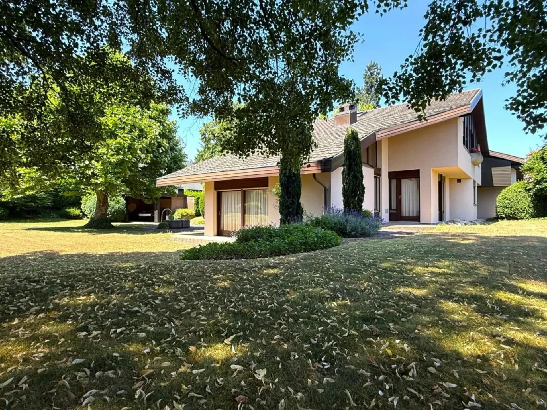 Eine der schönsten Grundstücke in Binningen - Villa mit Entwicklungspotenzial