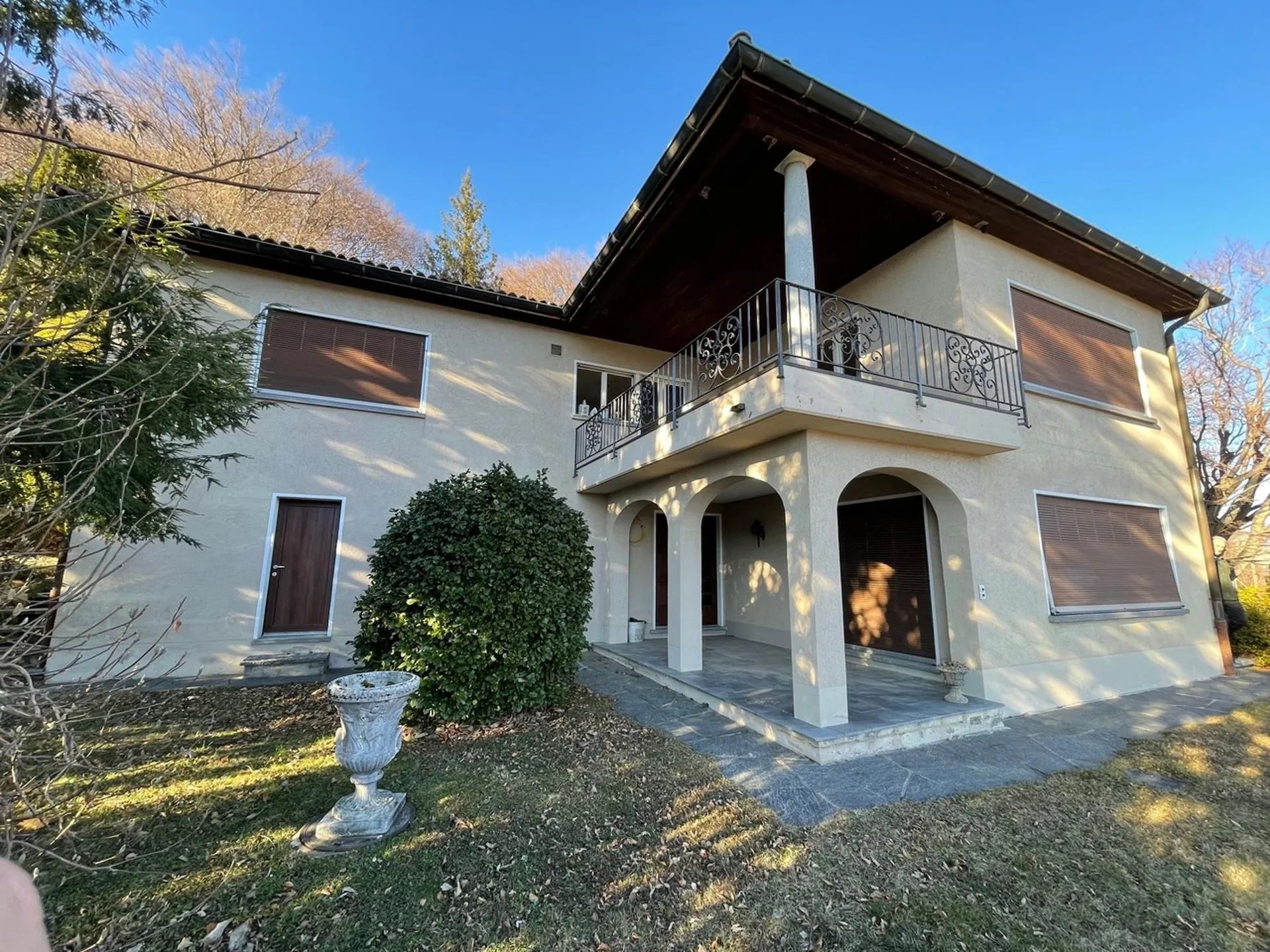 VILLA BIFAMILIARE IN POSIZIONE DOMINANTE CON MAGNIFICA VISTA
