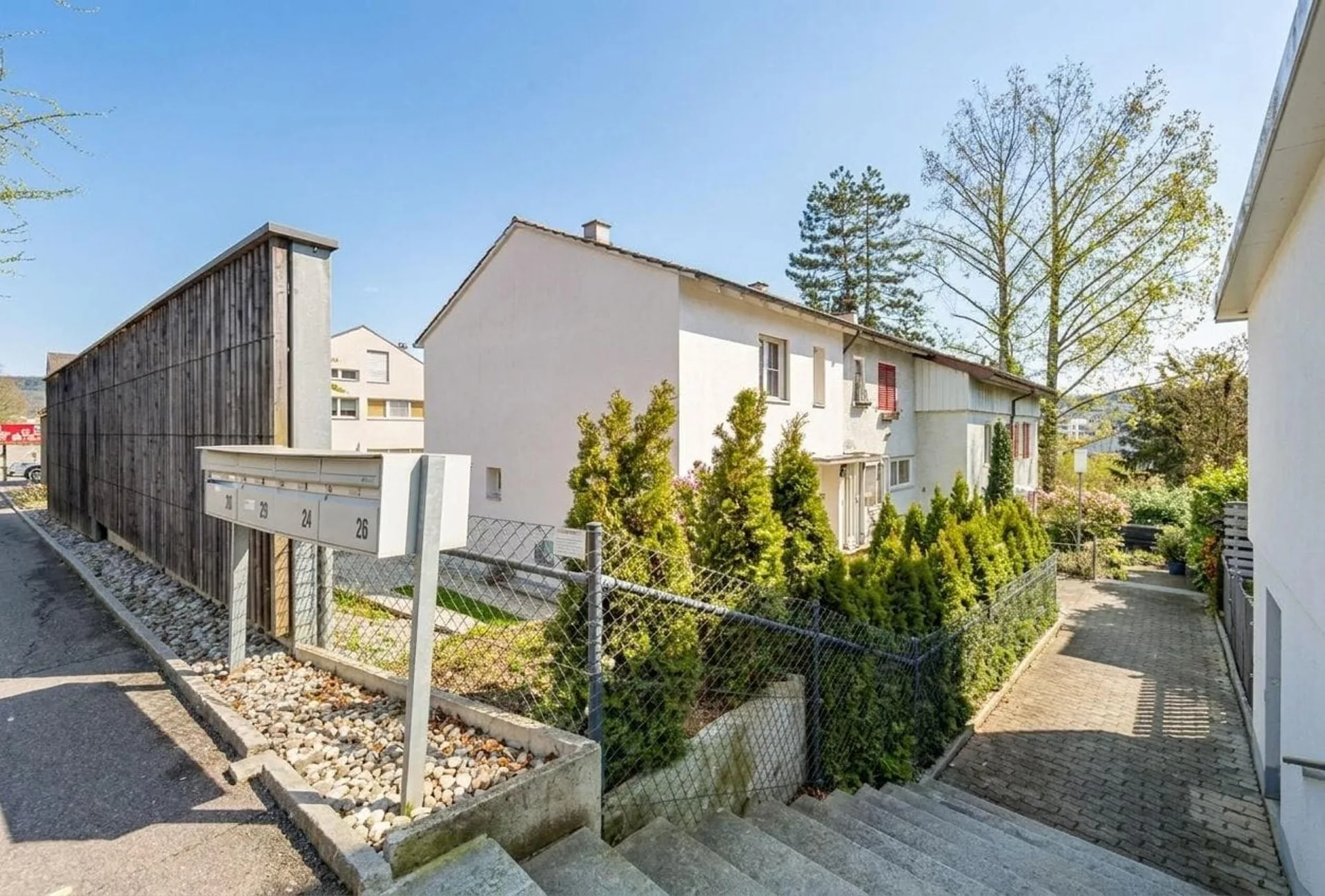 Helles 4.5-Zi.-Reiheneckhaus mit Garten & Pool in Oberwil BL