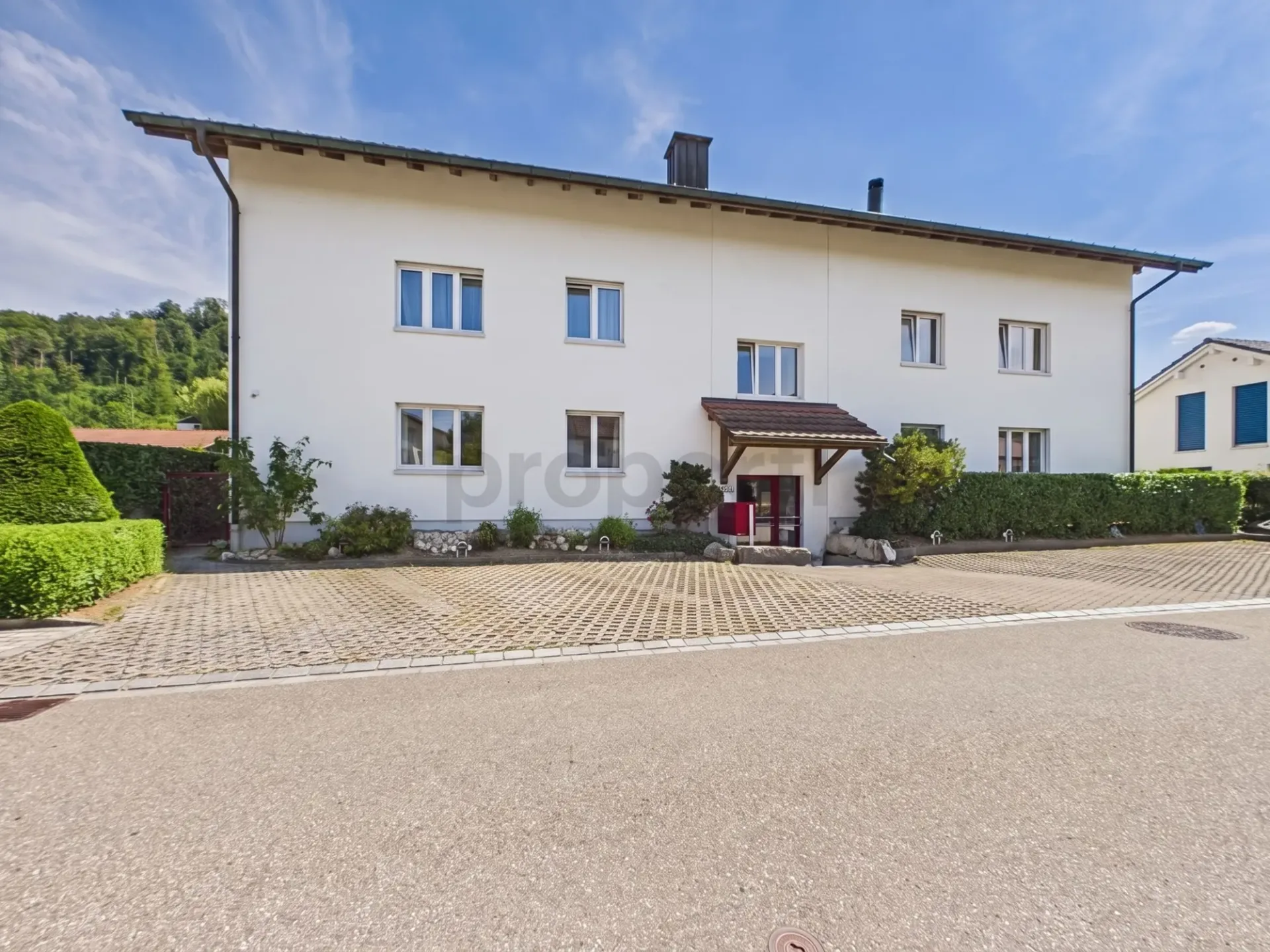Moderne und lichtdurchflutete Wohnung mit Balkon in Schwaderloch
