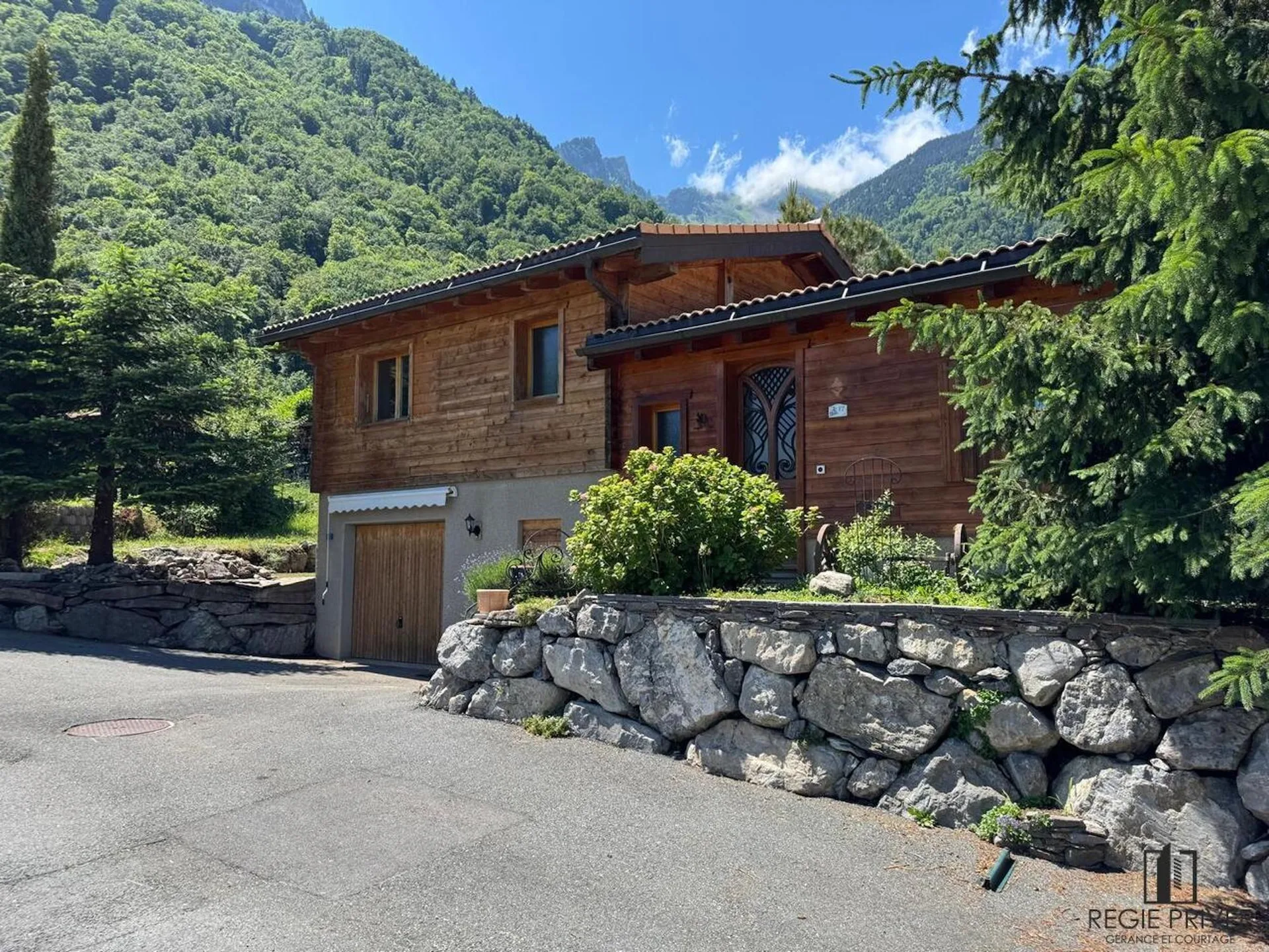 Maison individuelle avec grand jardin et garage