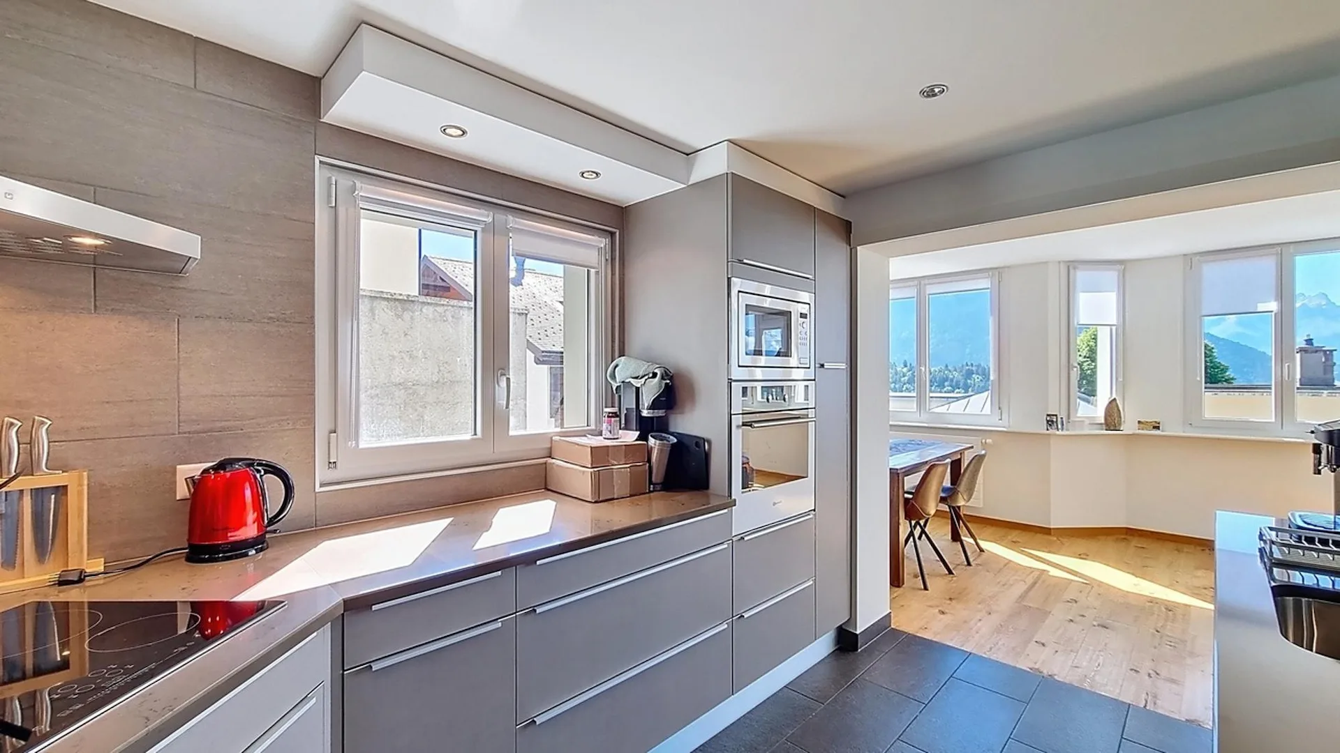 Plein centre charmant appartement 3.5 p. entièrement rénové, avec vue!