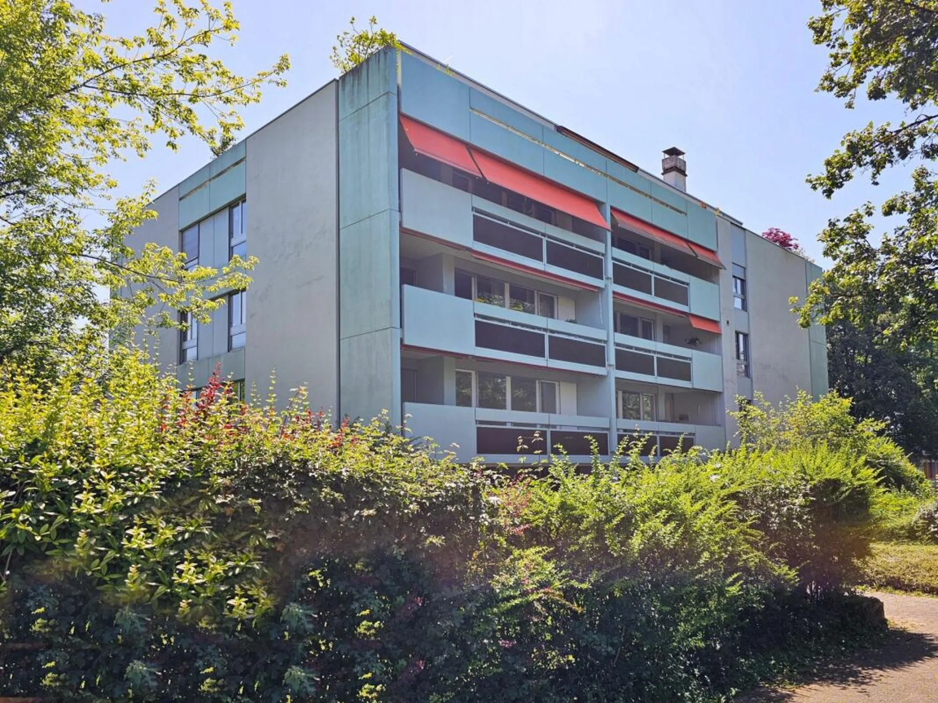 Moderne 4.5-Zimmer Wohnung mit 2 Balkonen und Einstellhallenplatz