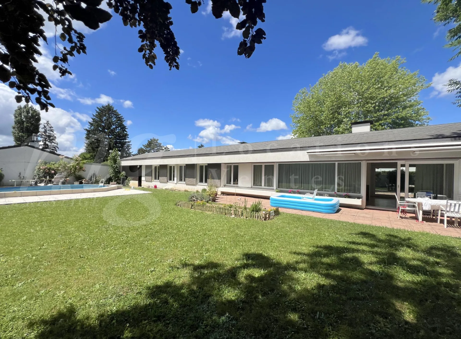 GROßES EINFAMILIENHAUS MIT GROßEM PRIVATGARTEN VON 1250 M2 UND SCHWIMMBAD