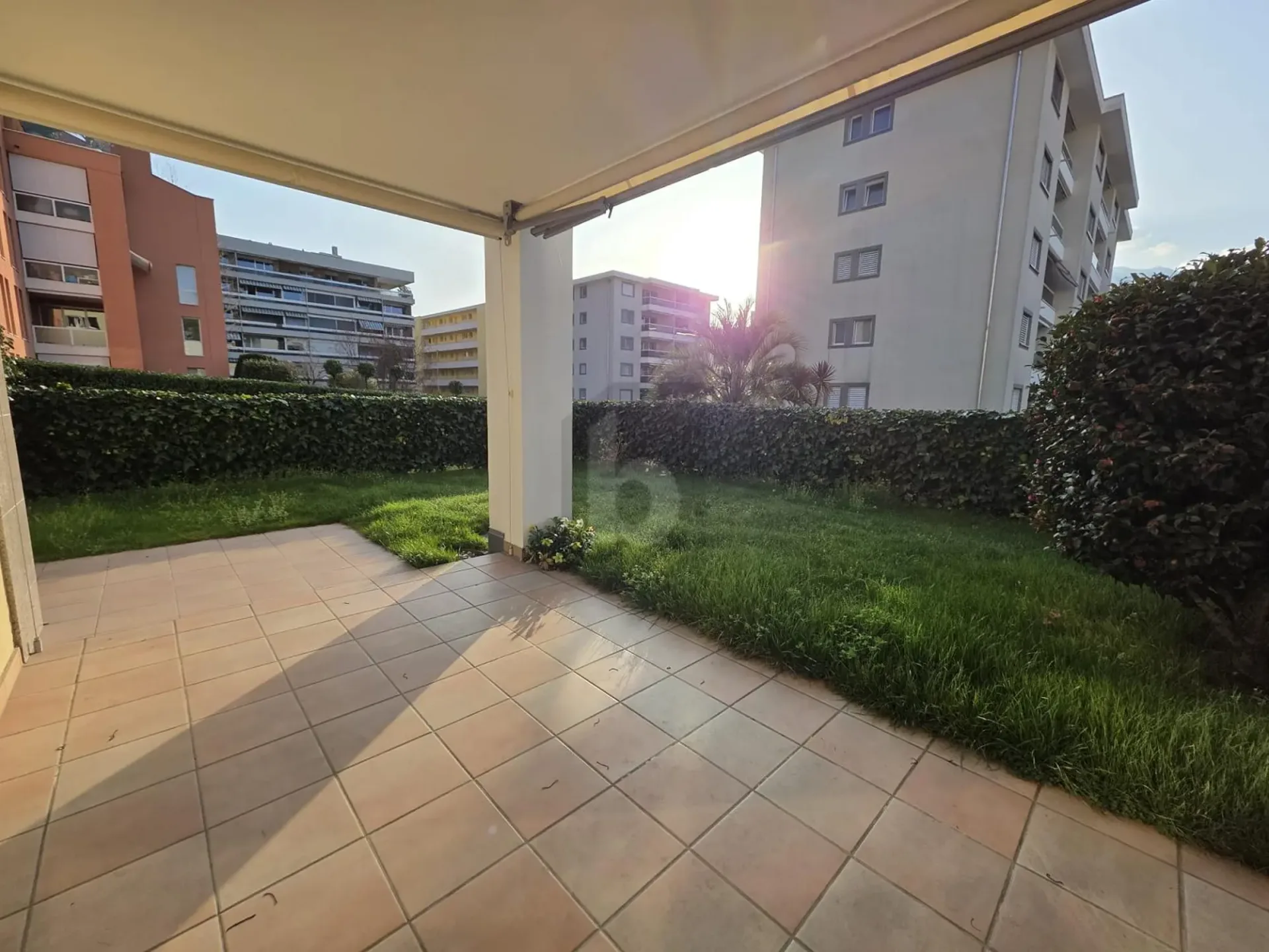 LUMINOSO E MODERNO CON GIARDINO