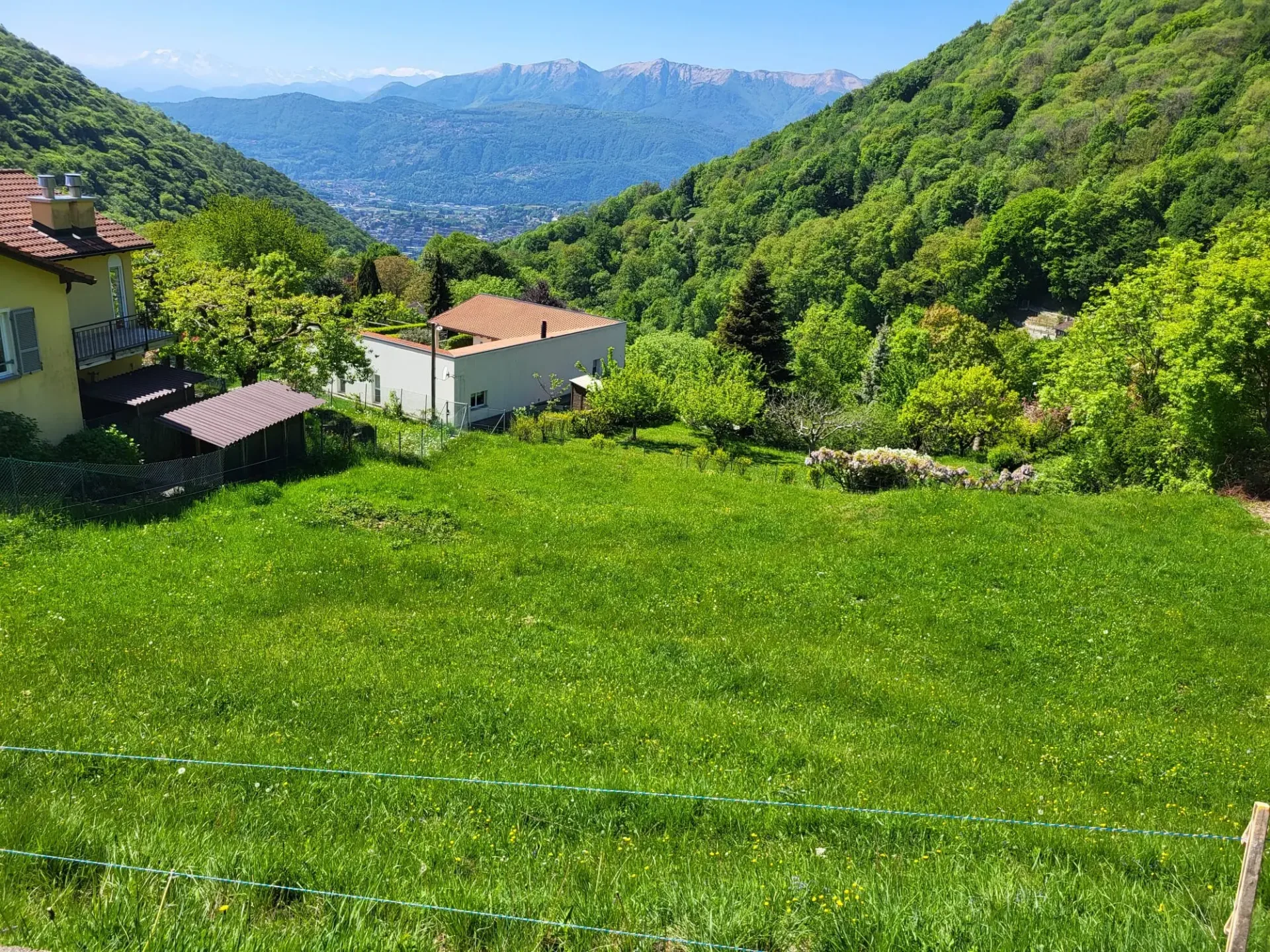 GROßES BAUGRUNDSTÜCK VON 1000 MQ IN BRÄ SOPRA LUGANO