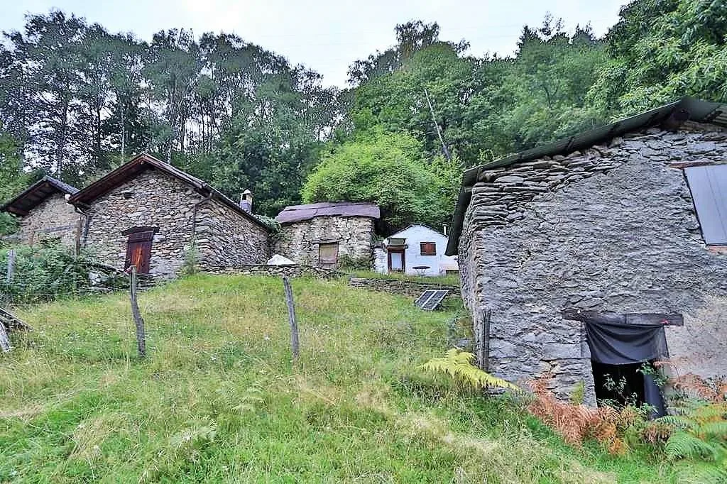 Bergrustico-Gruppe mit 9 Rustici an idyllischer Lage mit ca. 5609m2...