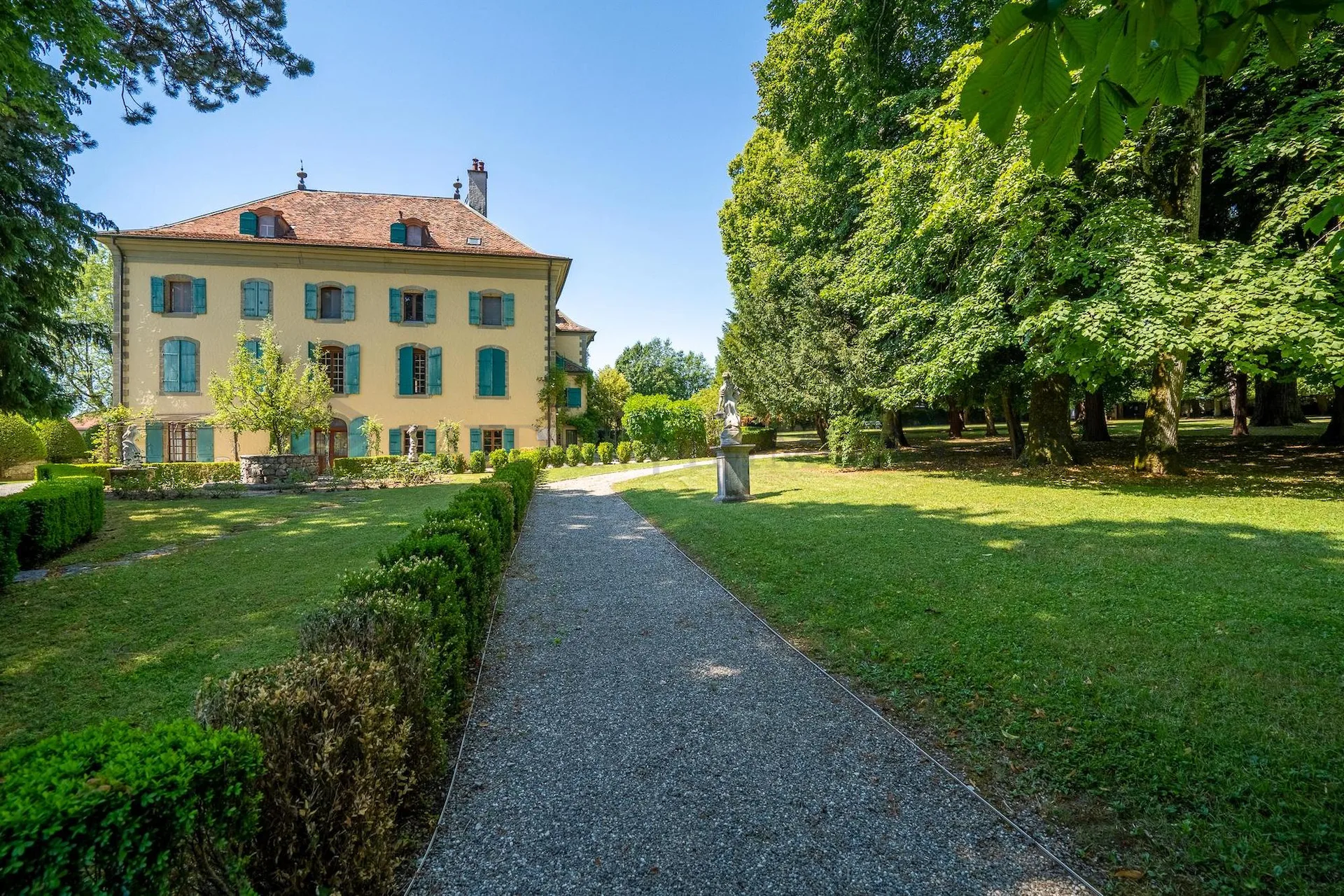 Duplex de 7,5 pièces d'exception au sein du Château Barillet, Art de vivre entre vignes et Genève