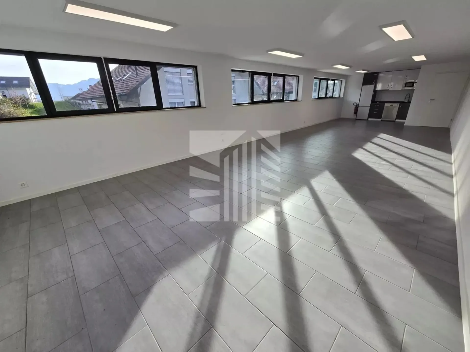 Local moderne de 70 m² avec cuisine équipée et parking