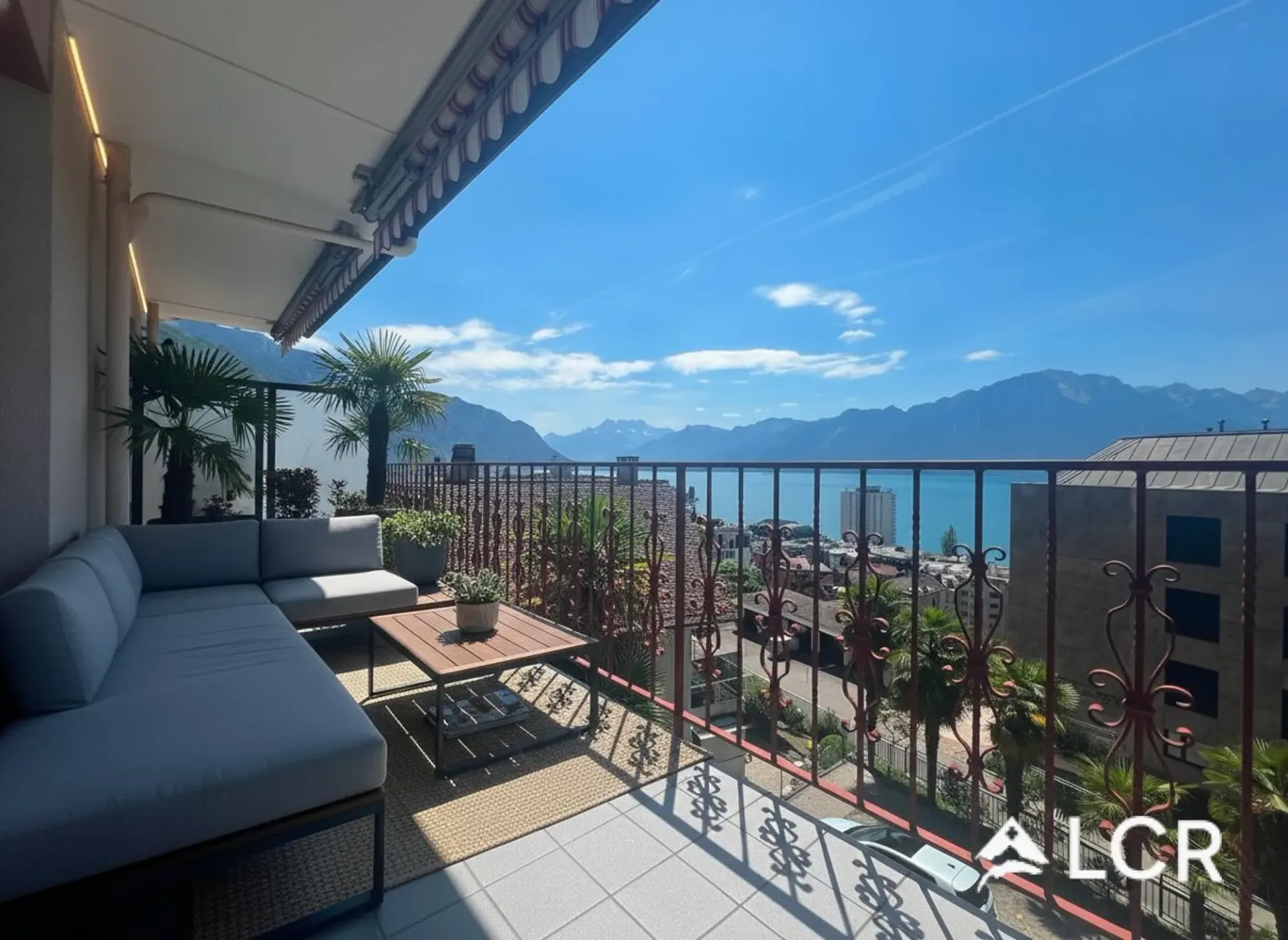 Prächtige 5.5-Zimmer-Wohnung / 3 Schlafzimmer / 1 Badezimmer / 1 Balkon mit atemberaubendem Blick auf den See / 2 Parkplätze
