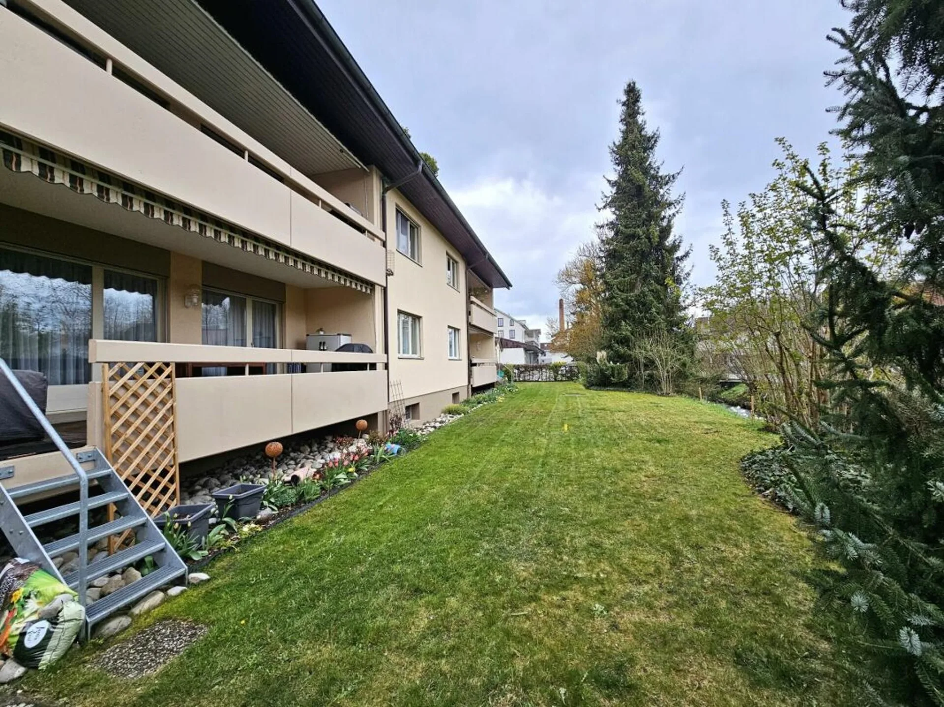 Idylle résidentielle avec proximité de ruisseau - appartement 4.5 pièces avec charme