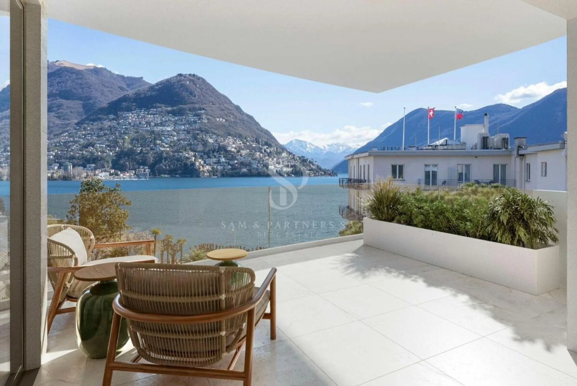 Close to the city center and lake