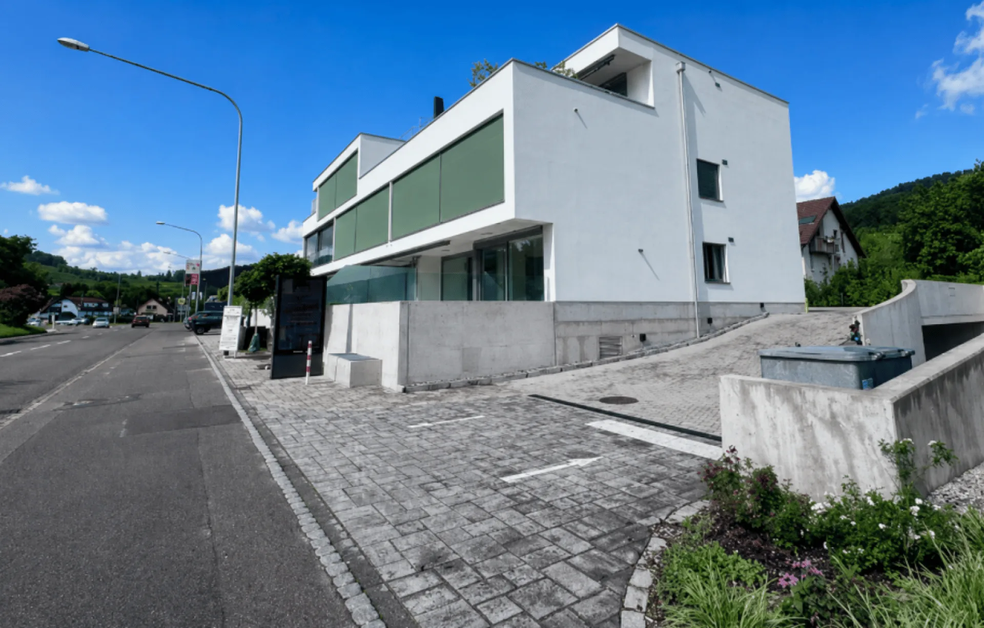 Exclusive 3.5-room attic apartment with 66 m² terrace and underground parking space