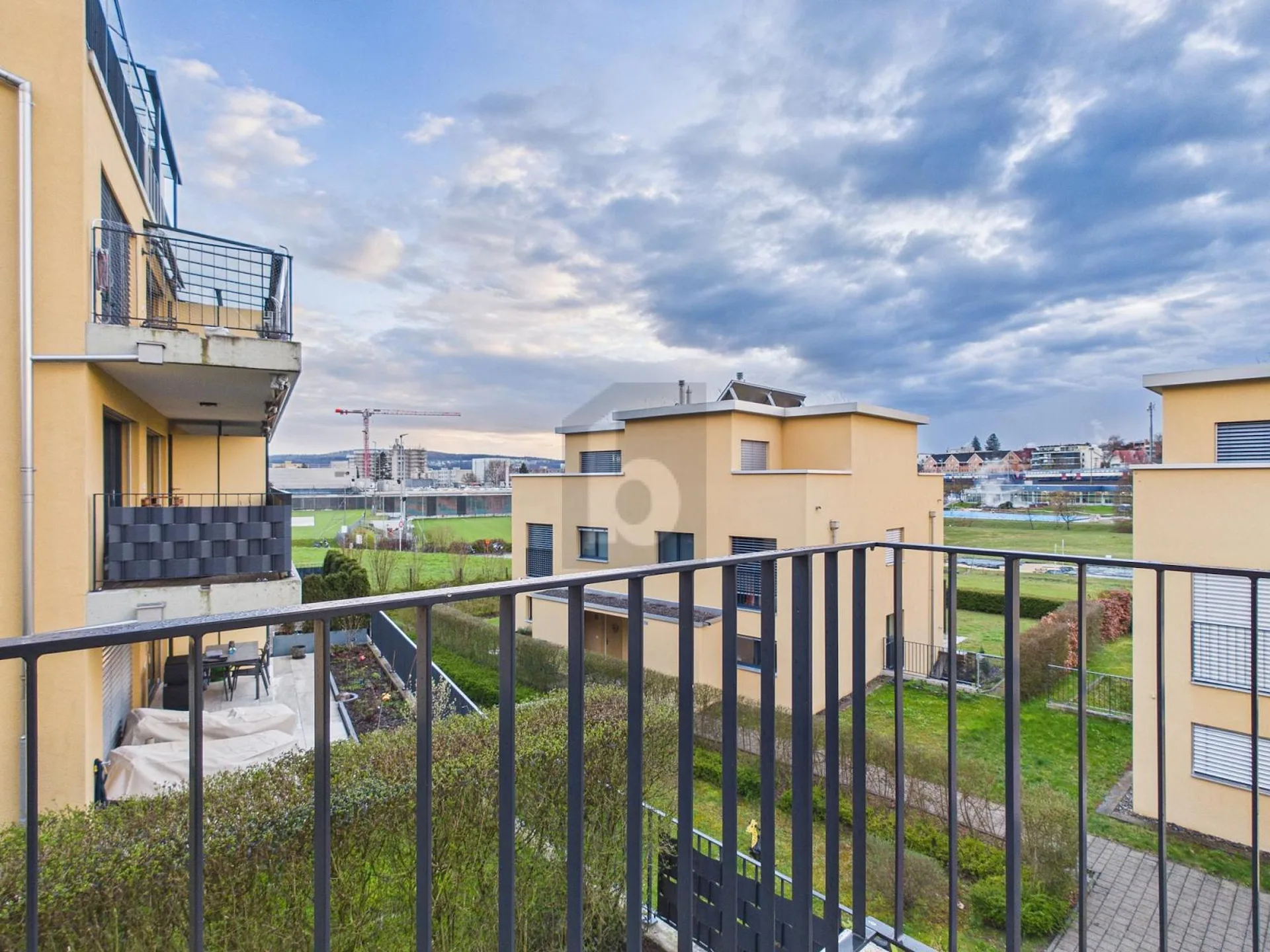 GROSSZÜGIGE TERRASSE MIT BLICK INS GRÜNE