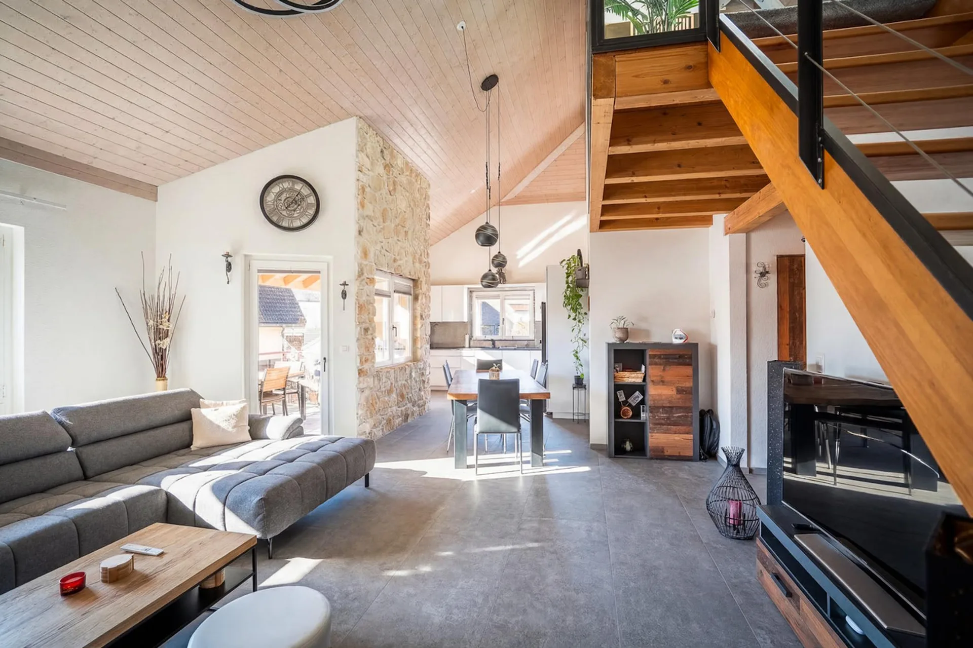 Dachgeschoß-Duplex komplett renoviert
