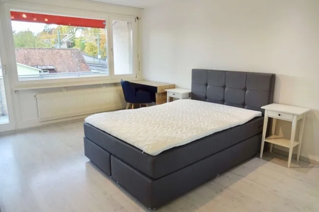 Möbliertes Zimmer in 4er WG mit grossem Wohnzimmer & Balkon