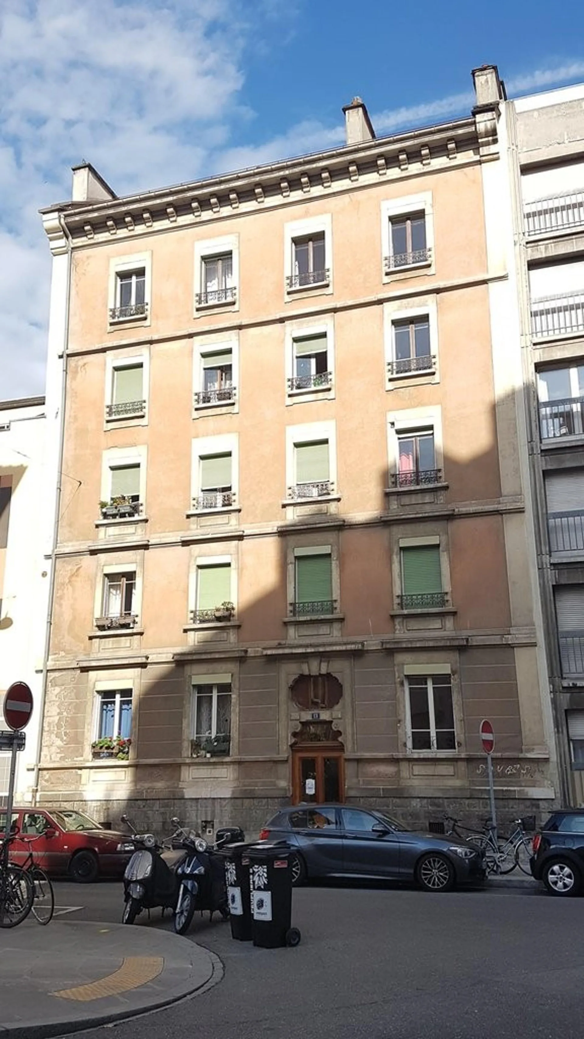 A saisir ! Spacieux logement proche de toutes les commodités !