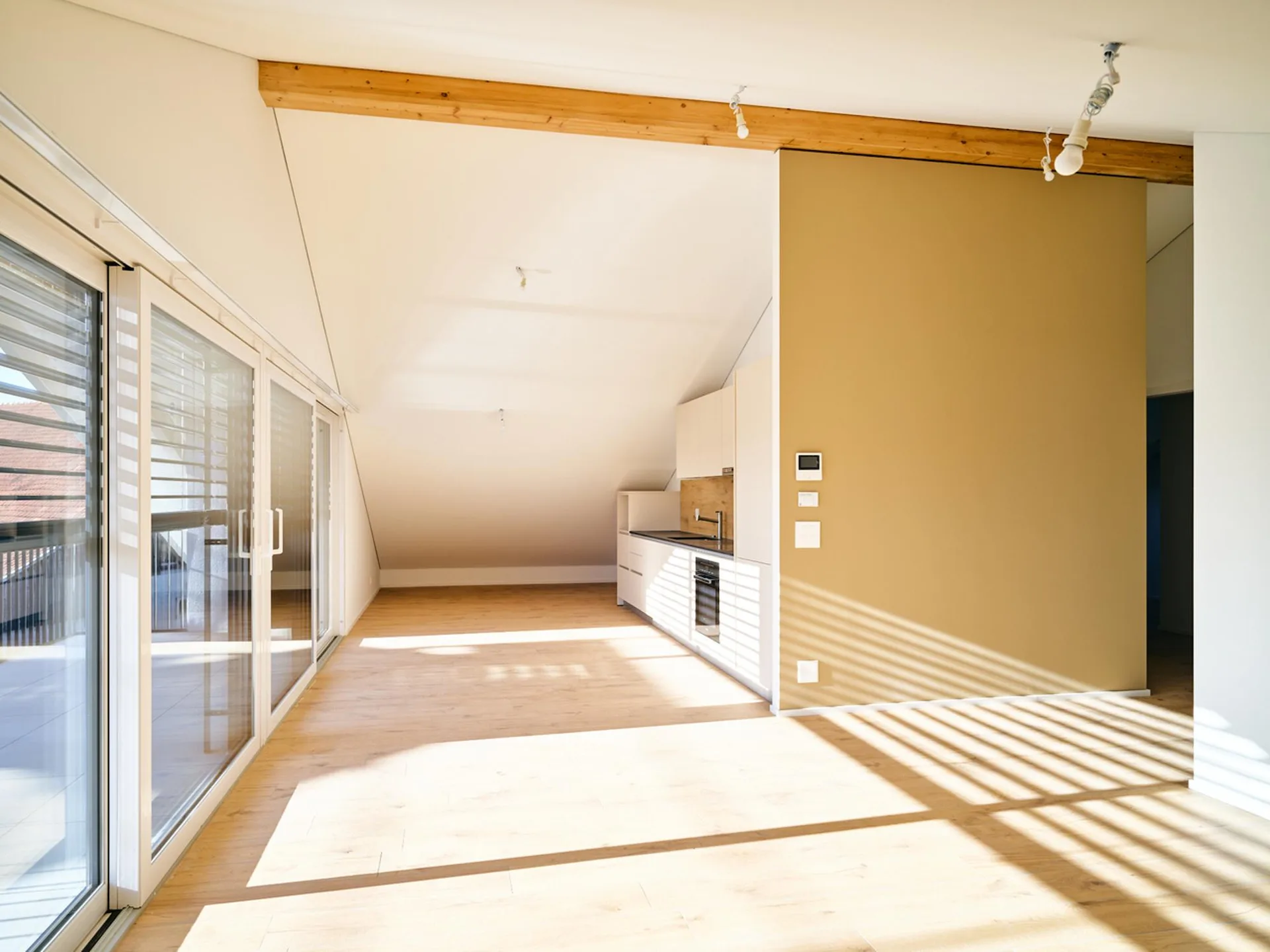 Luxuriöse 3.5-Zimmer-Mansarde mit großer Glasfront auf geschütztem Balkon