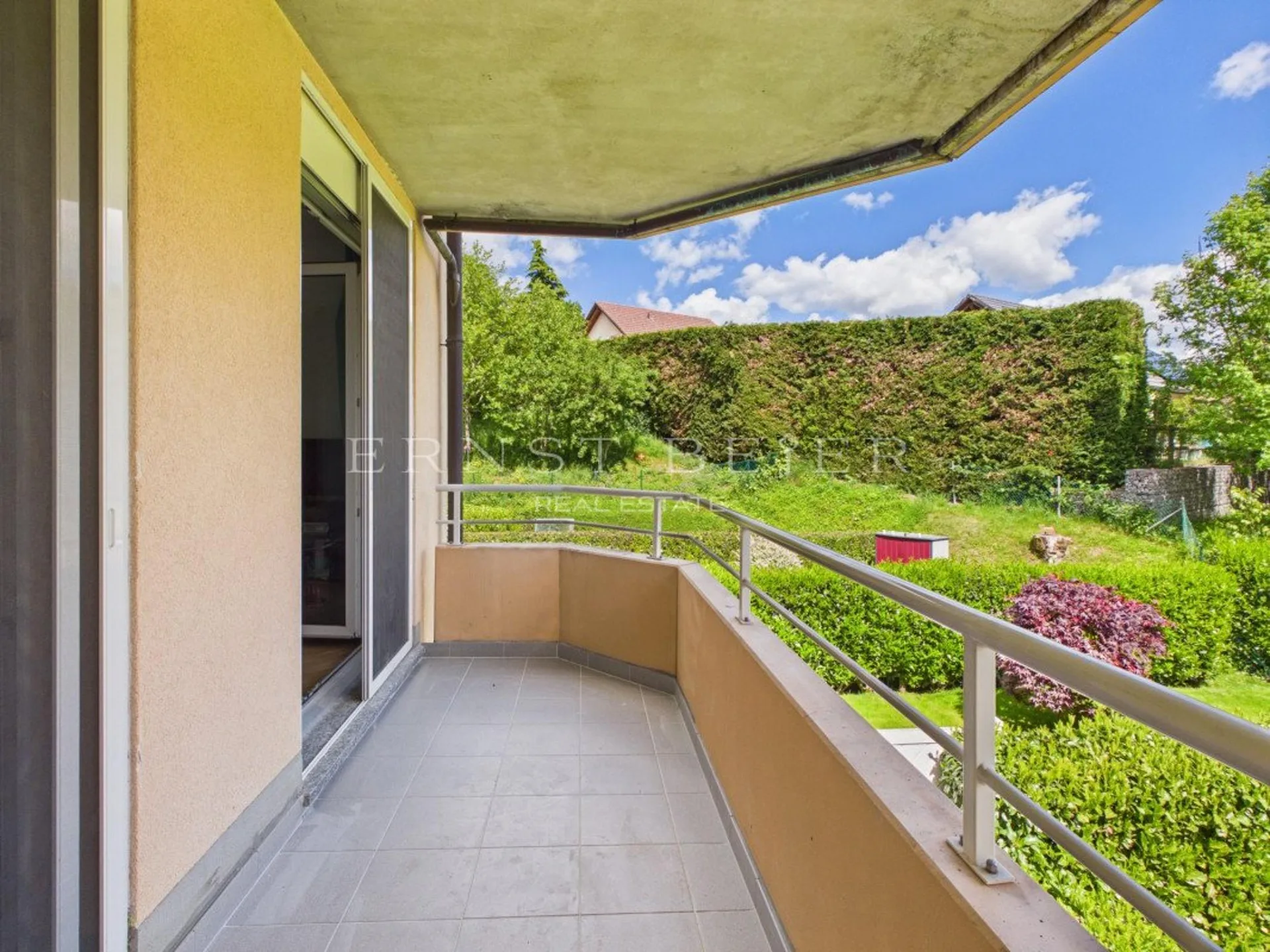 Magnifique triplex avec jardin privatif, environnement calme ***RESERVE***