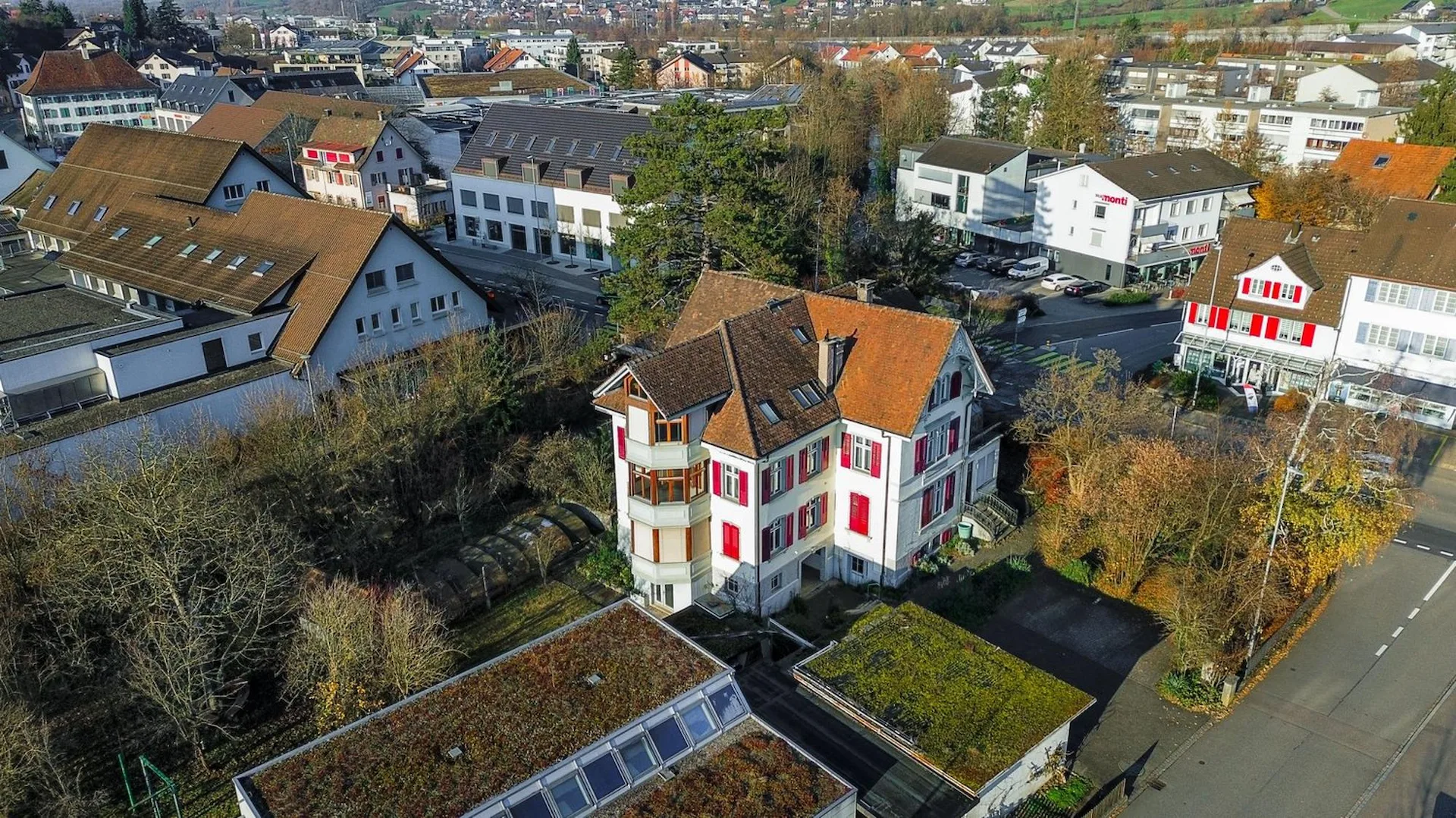 Historisches Mehrfamilienhaus mit 3 Wohnungen und Pool in Frick