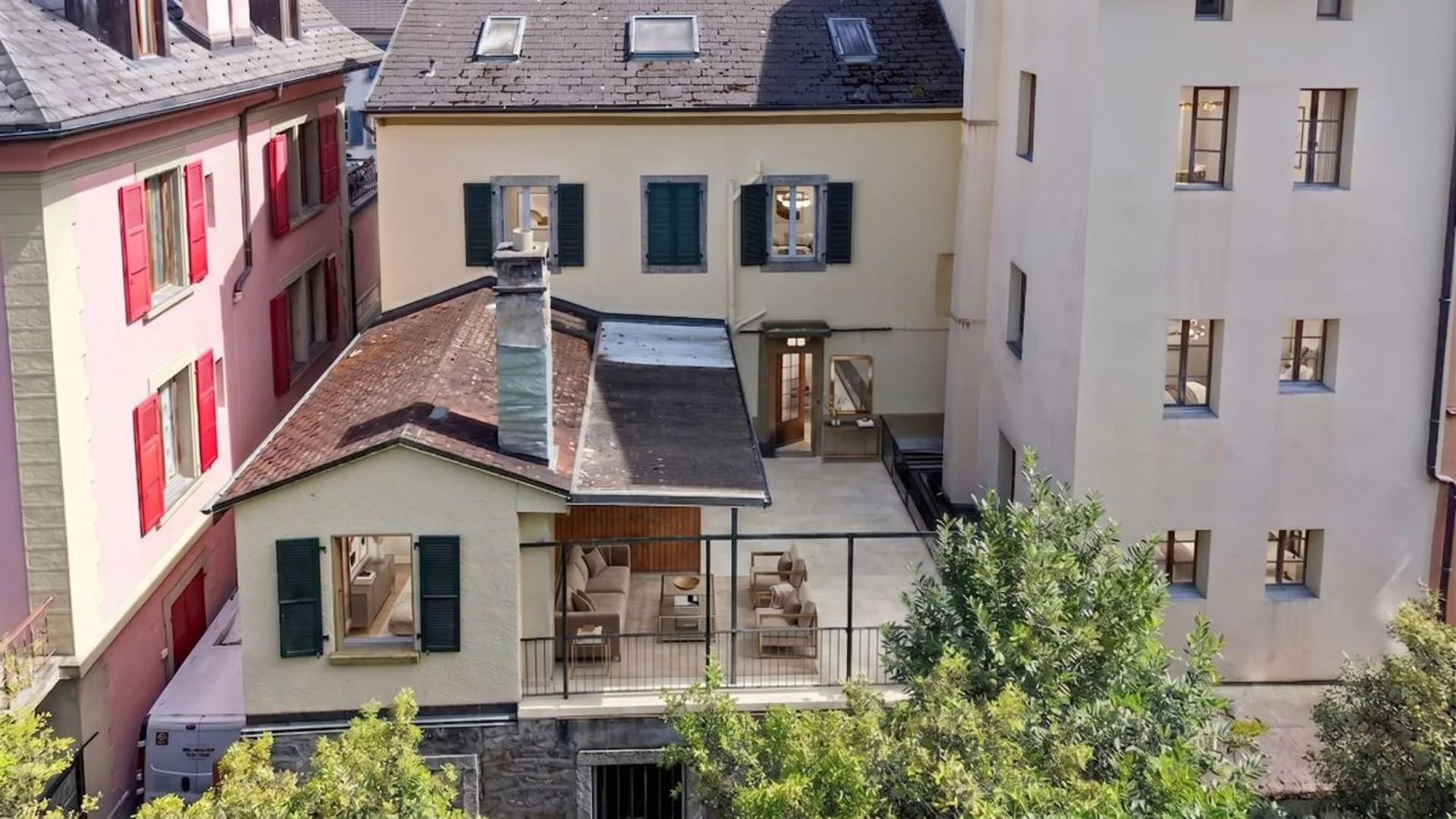 Immeuble comprenant une boucherie, un local de fonction, un grand duplex et 6 chambres avec lavabo.