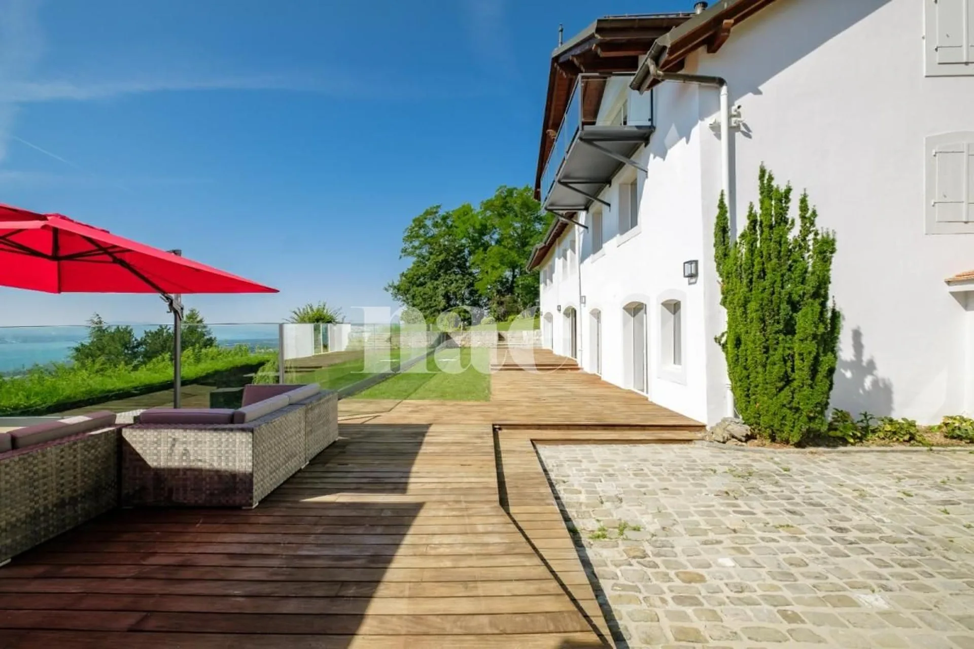 Außergewöhnliches 8-Zimmer-Anwesen mit Panoramablick auf den See und beheiztem Pool