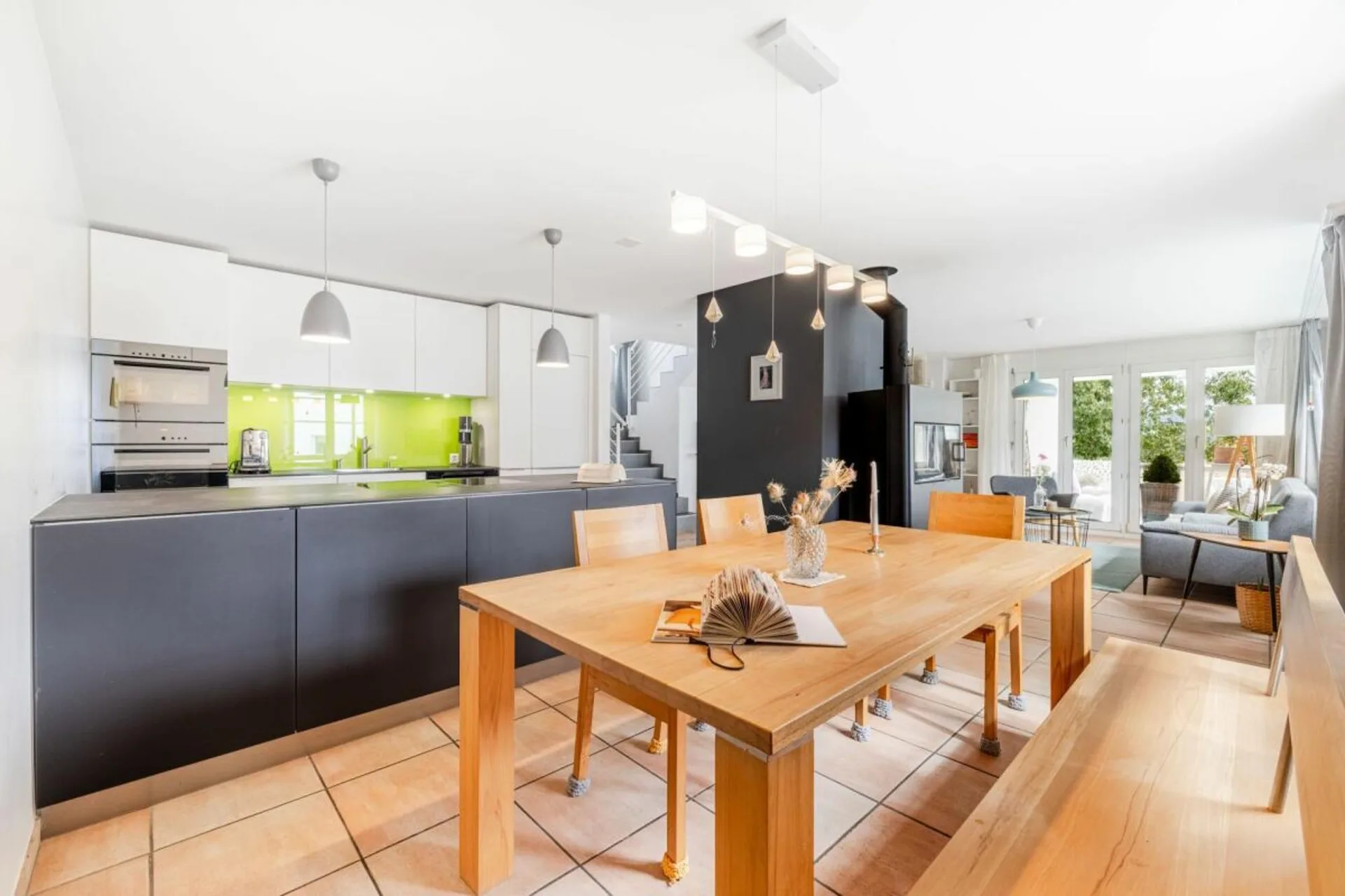 Quiet, Sunny and Spacious: 6.5-Room Attic Maisonette Apartment with Bright Rooms in Beautiful Speicher