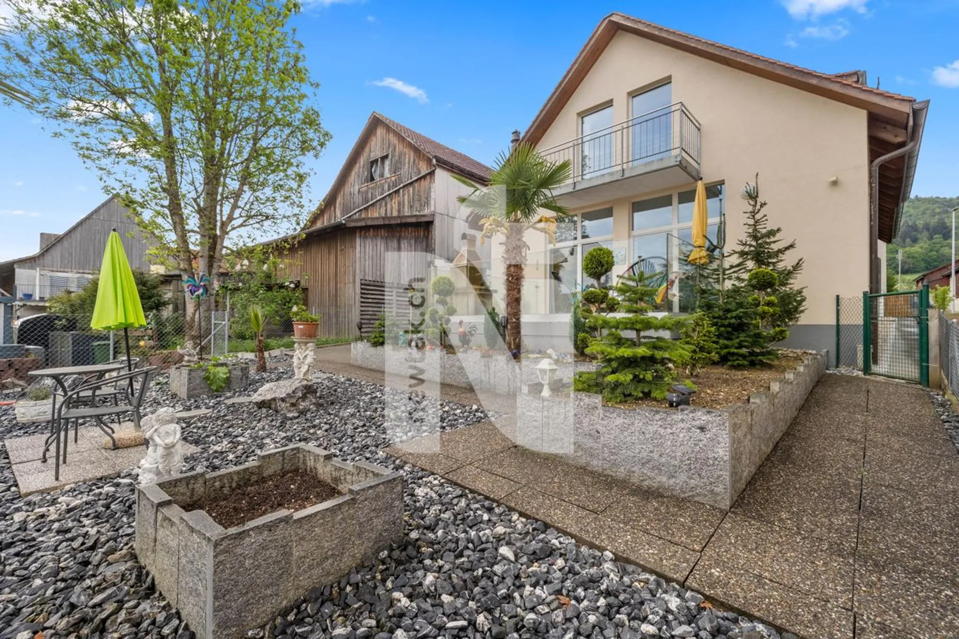 Maison unifamiliale spacieuse et moderne avec jardin bien entretenu dans un quartier calme