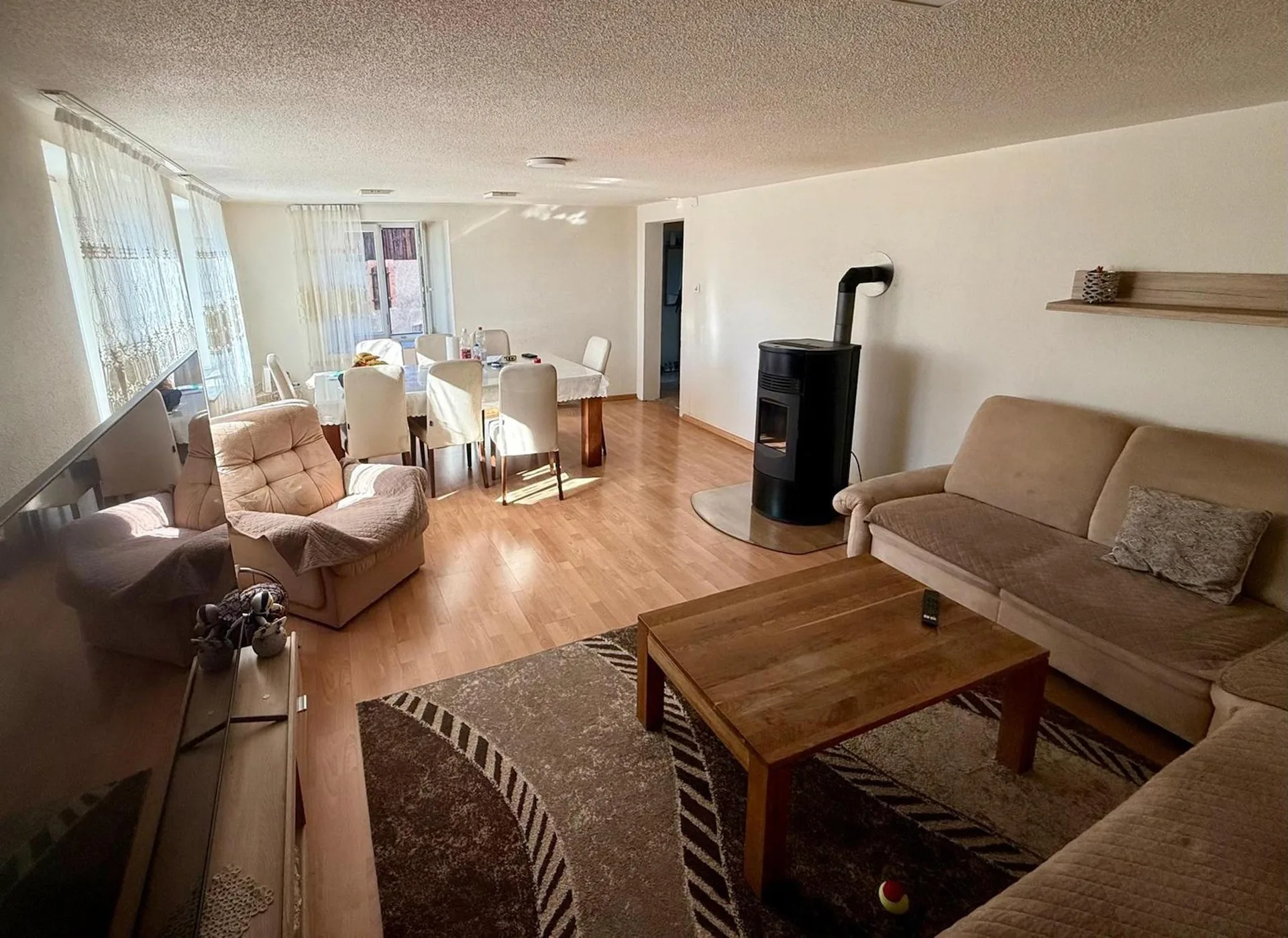 Maison unifamiliale avec grande terrasse et grand potentiel à Elfingen