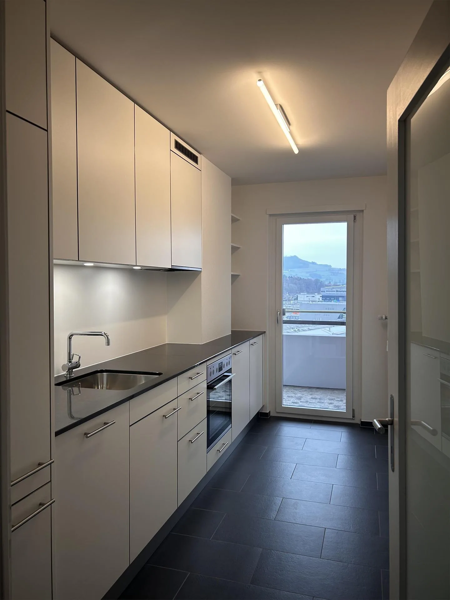 Am Puls der Stadt: Moderne Hochhaus-Wohnung direkt am BH Wankdorf