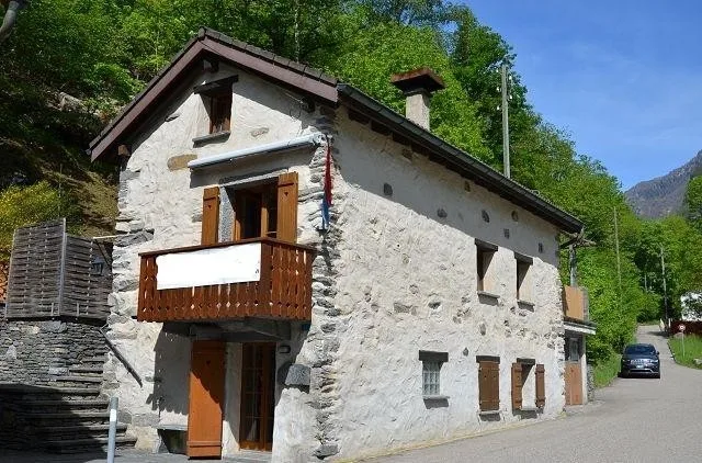 3-stöckiges rustikales Haus mit großer Terrasse und kleinem Garten ...
