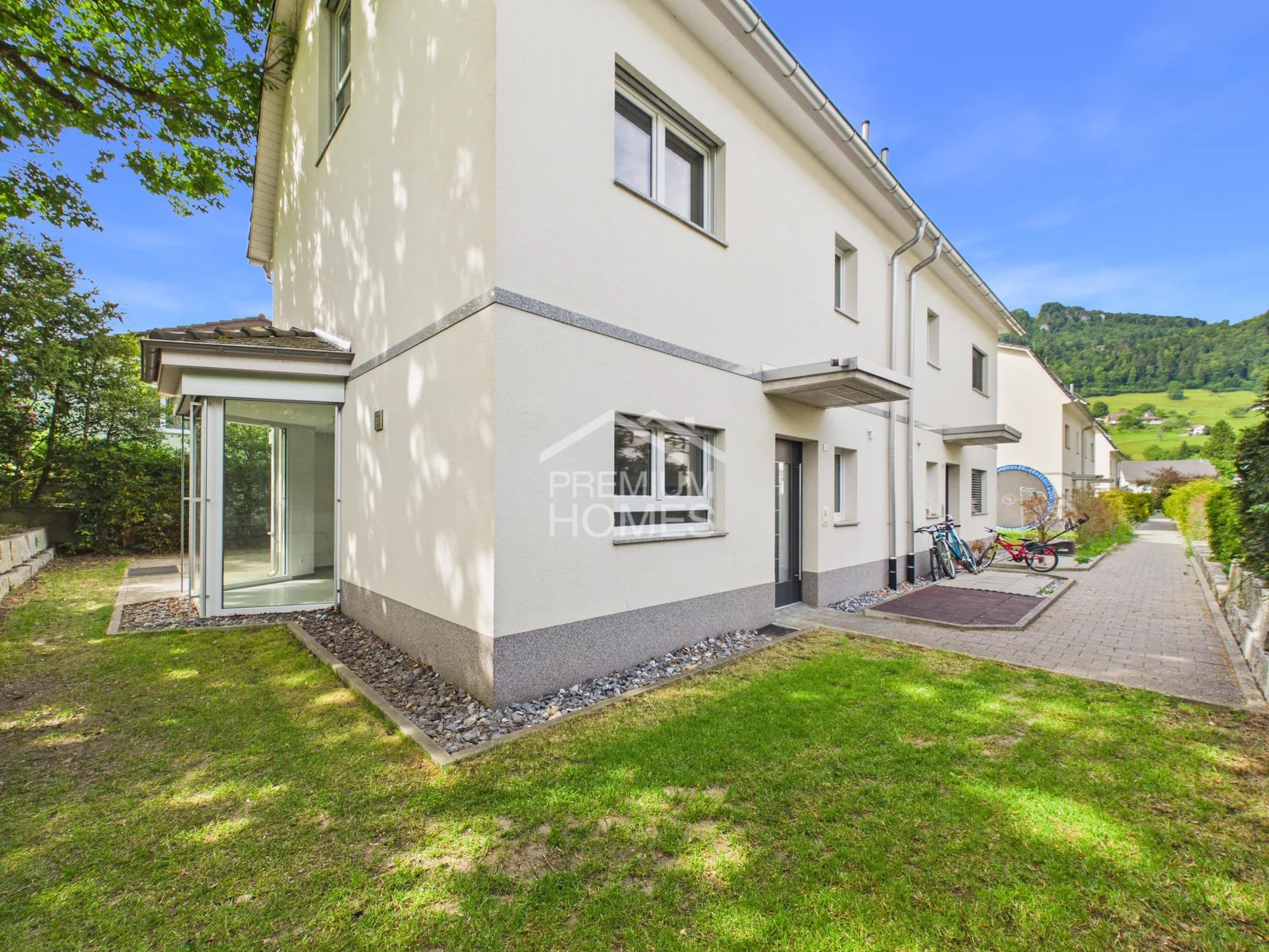 Familienidylle mit Wintergarten und sonnigem Garten