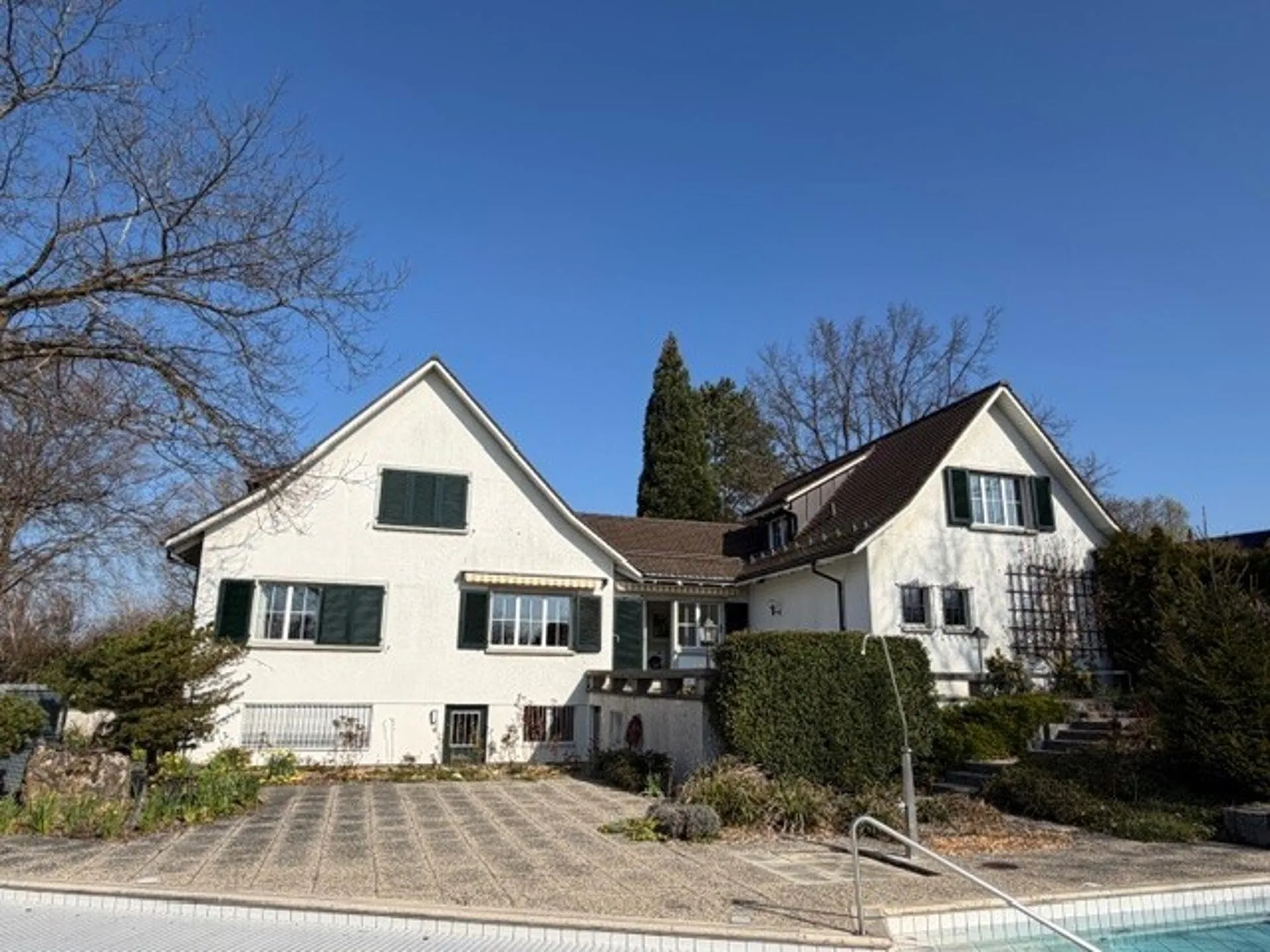 9-Zimmer-Einfamilienhaus in Adlikon