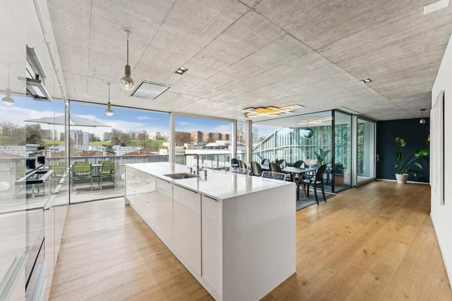 Attique d'exception ; élégance contemporaine avec terrasse privative e