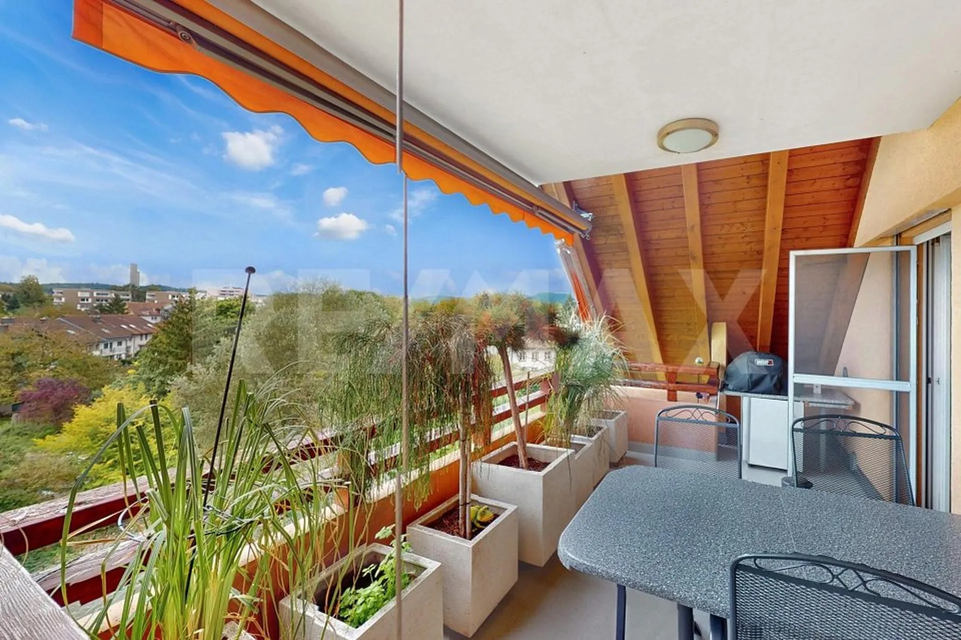 Mansarda di 4,5 locali, NWF 135 m², 2 balconi con vista, 3 WC, 2 posti auto in garage, 2 cantine, vicino all'ospedale