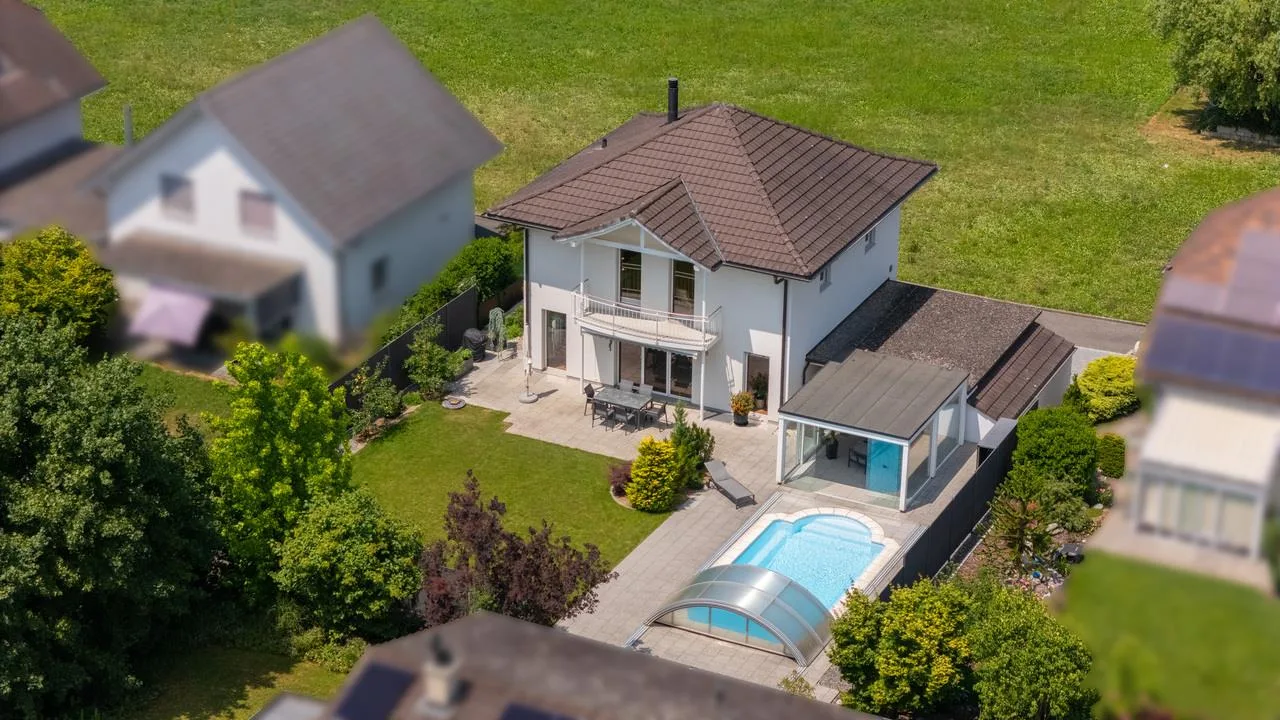 Modernes 5.5-Zimmer-Einfamilienhaus mit Pool und Doppelcarport