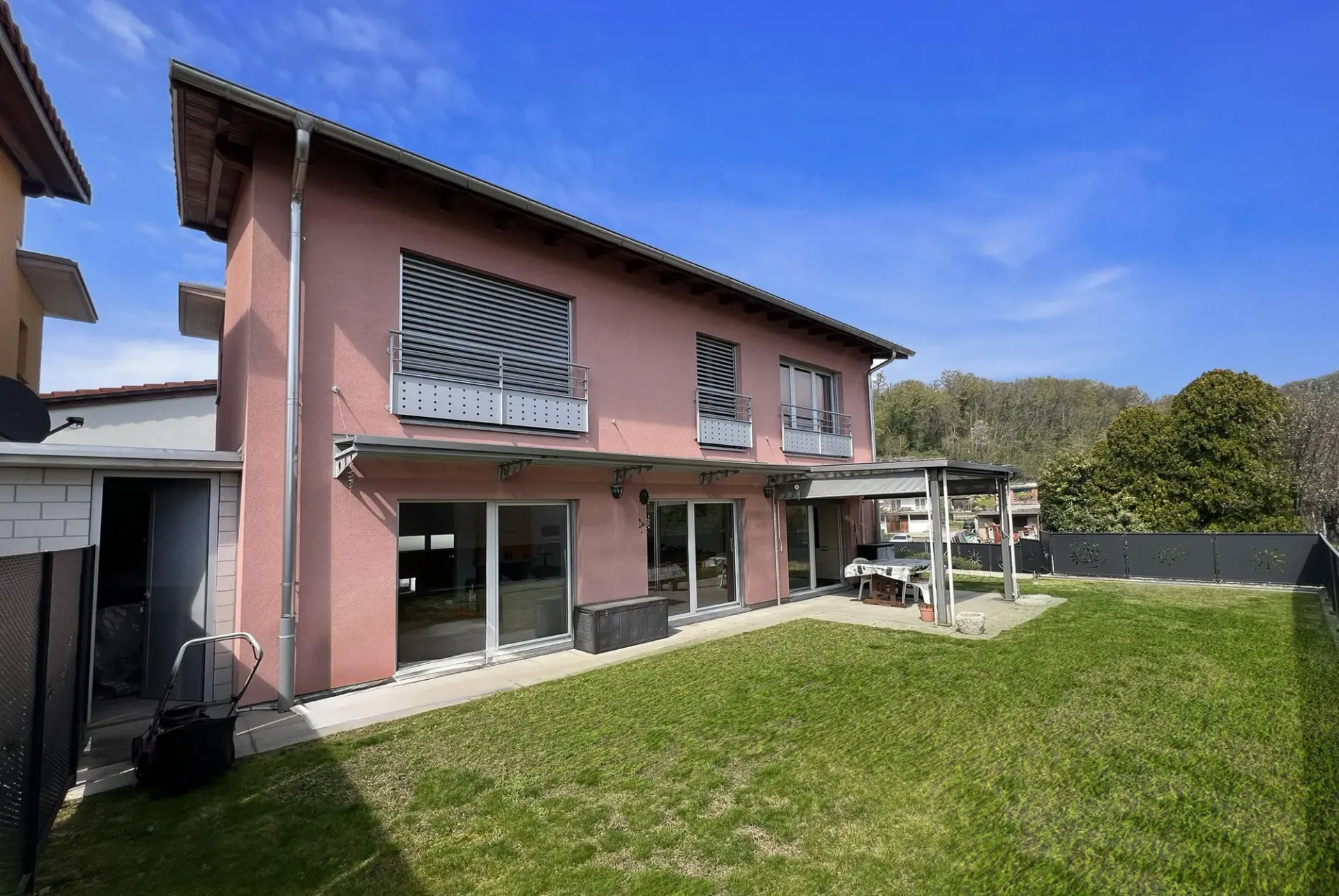 SPAZIOSA VILLA 5.5 CON BEL GIARDINO PIANEGGIANTE A BESAZIO