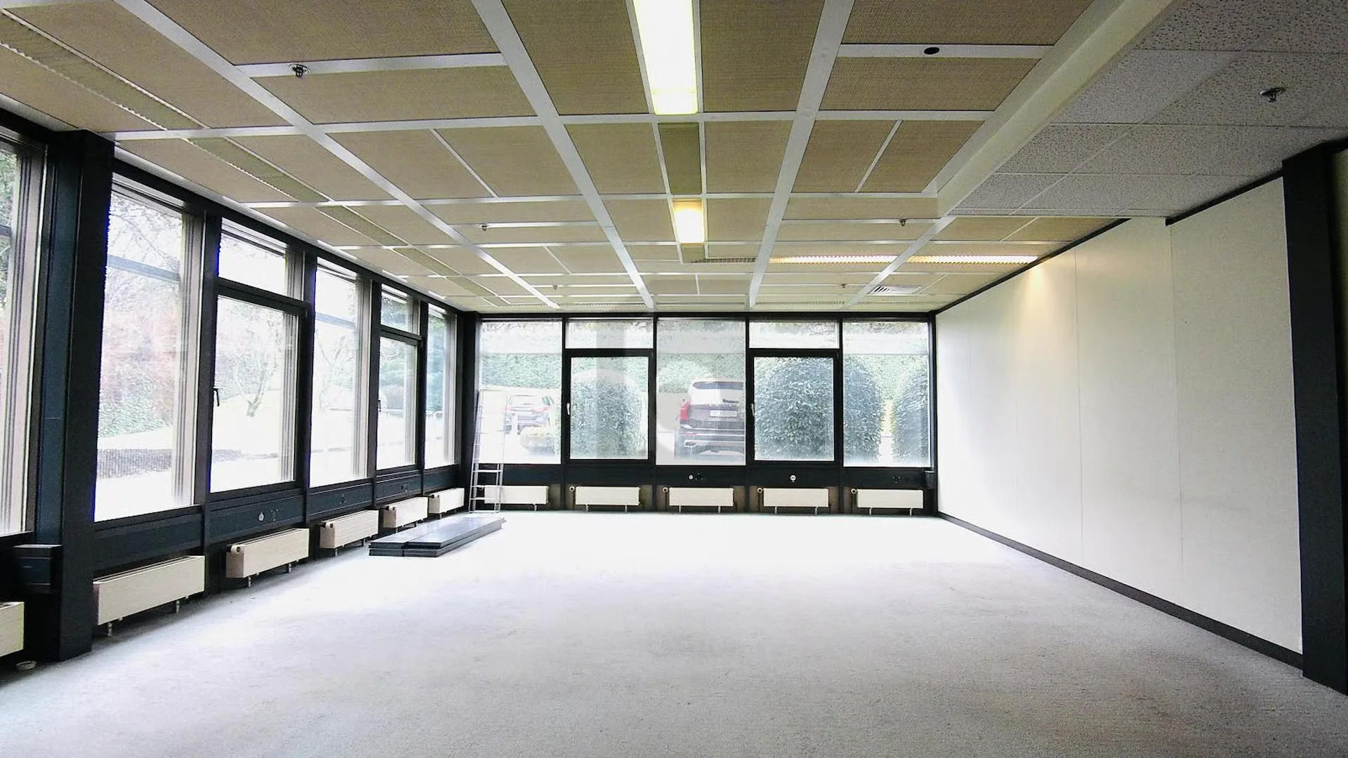 BÜRO HELLE UND GERÄUMIG