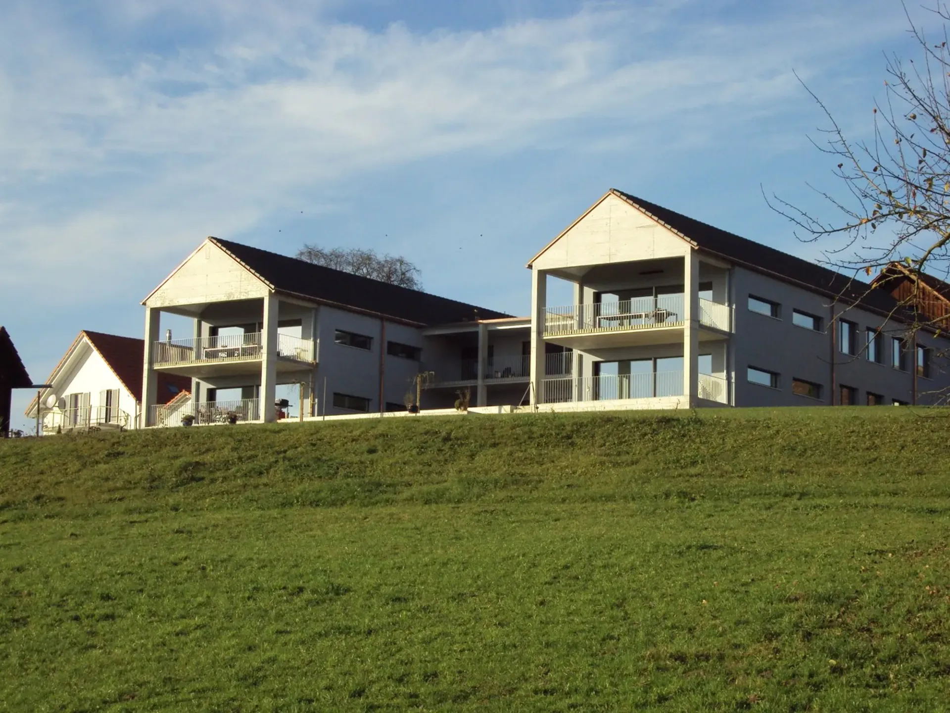Helle 4.5-Zimmer-Wohnung mit Balkon und Bergblick in Berg