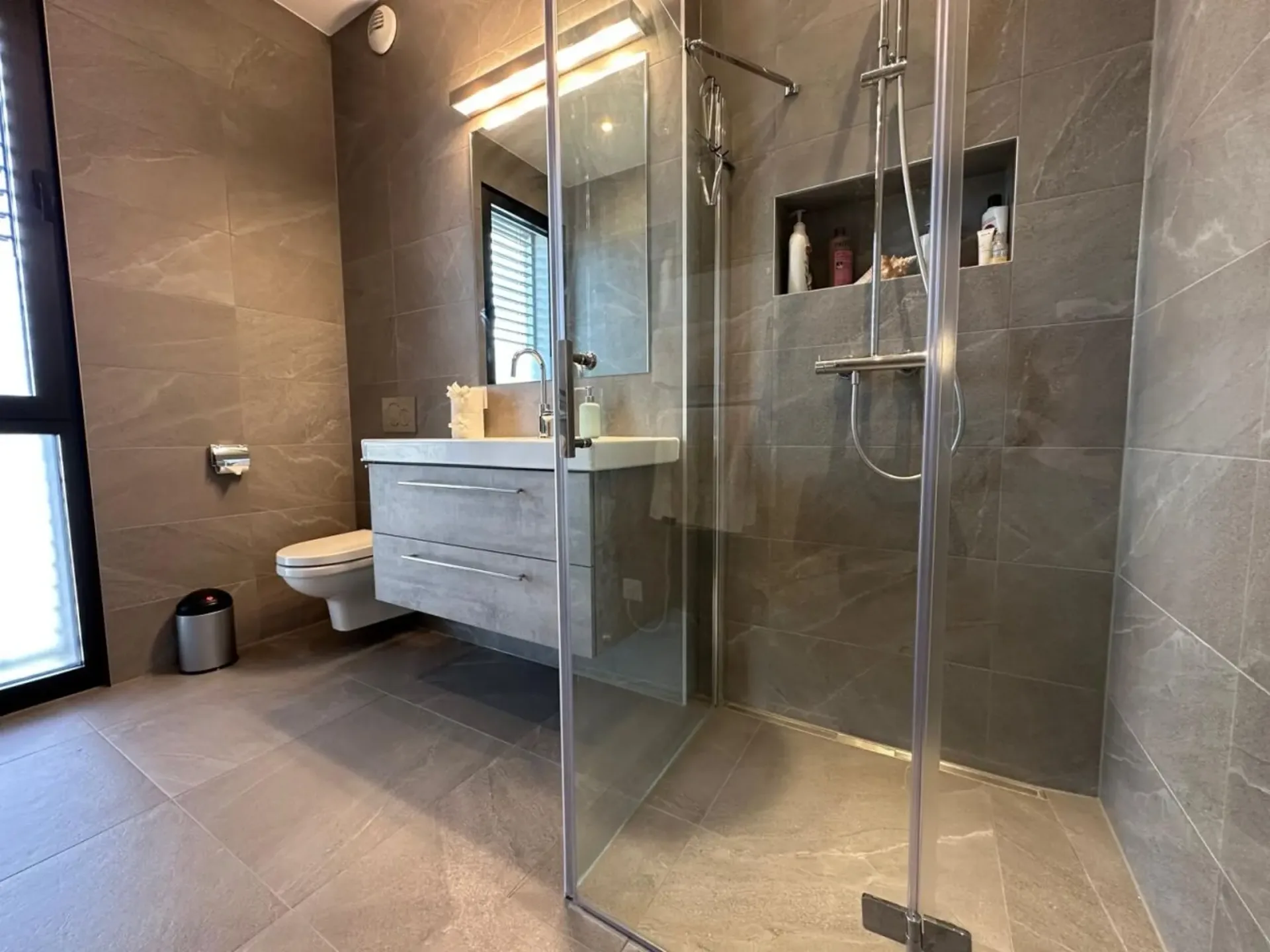 Prachtvolle Villa in Mies / 5 Schlafzimmer + Büro / Umschlossener Garten