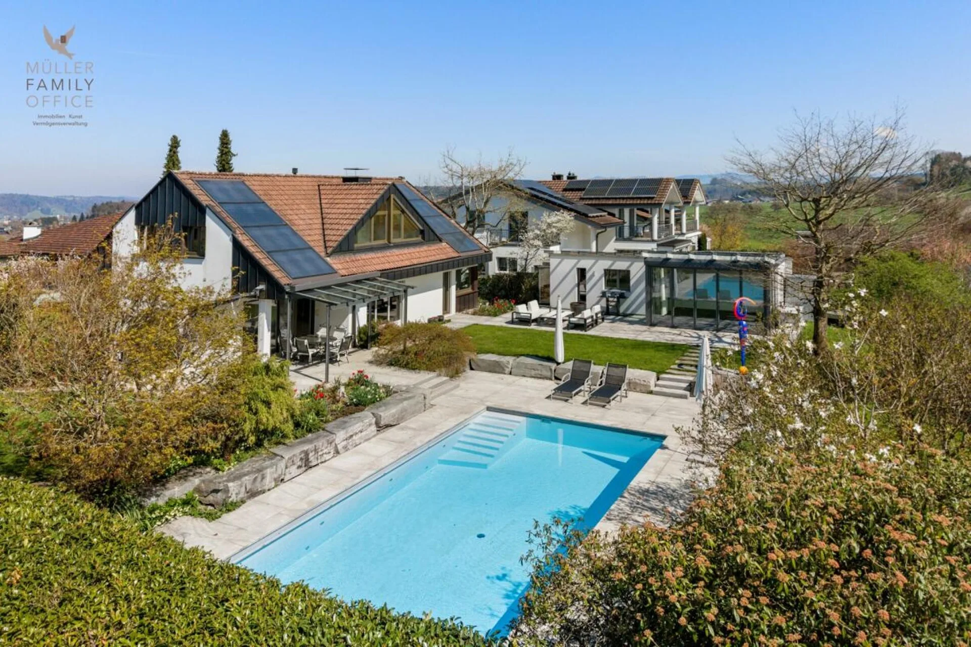 Maison de famille élégante avec un jardin de rêve et une idylle de piscine