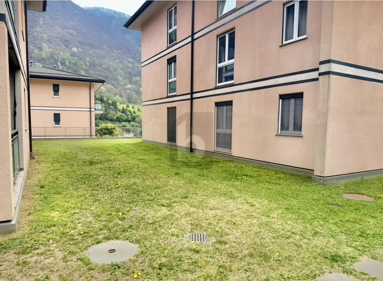 CON GRANDE TERRAZZA E GIARDINO PRIVATO