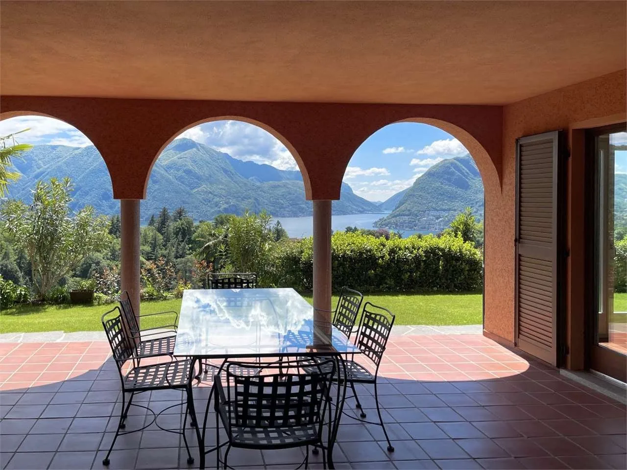 OASI PRIVATA A PORZA CON GIARDINO, PISCINA COPERTA E VISTA LAGO